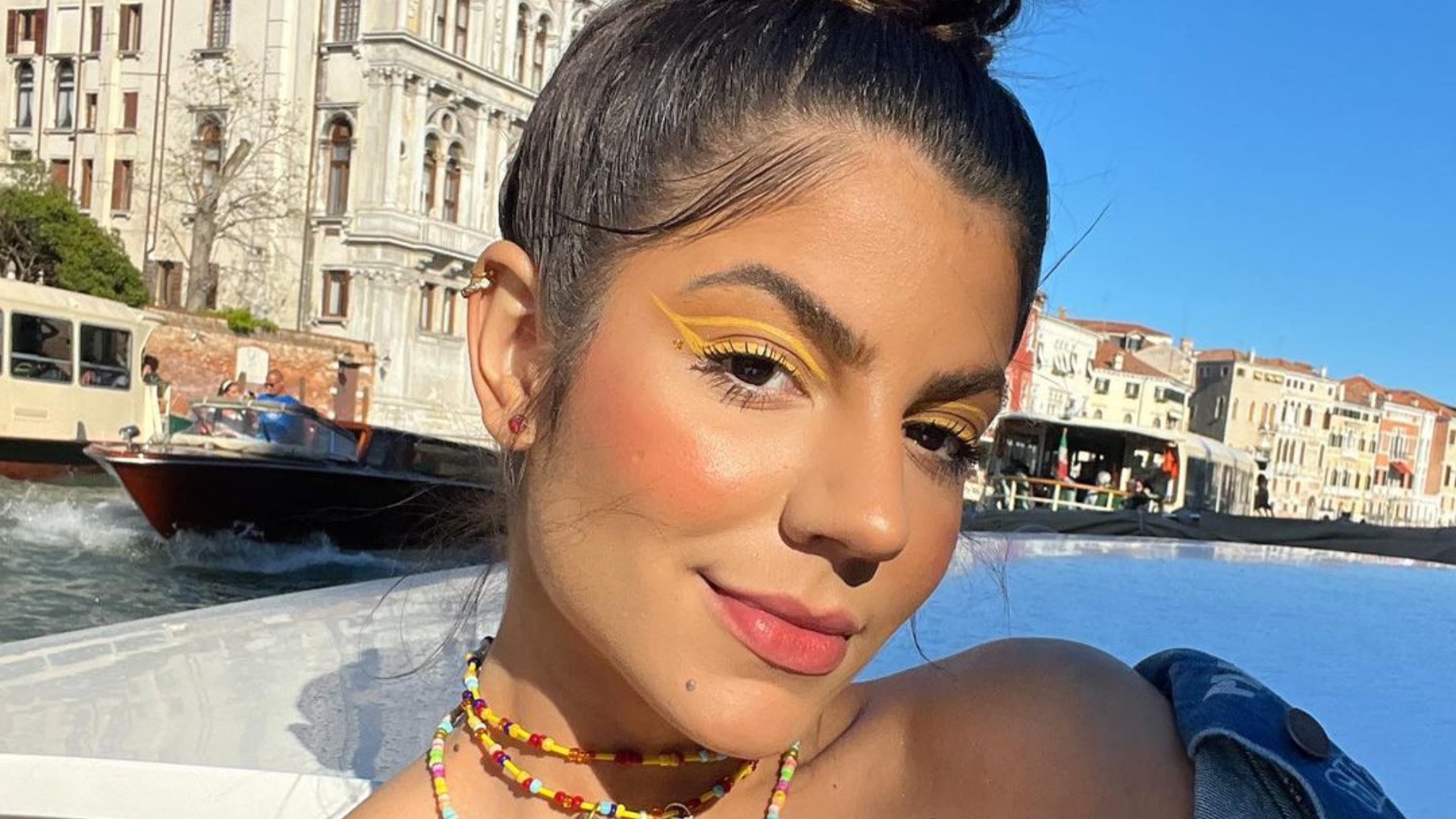 Hariany Almeida exibe bumbum empinado com biquíni pequenininho