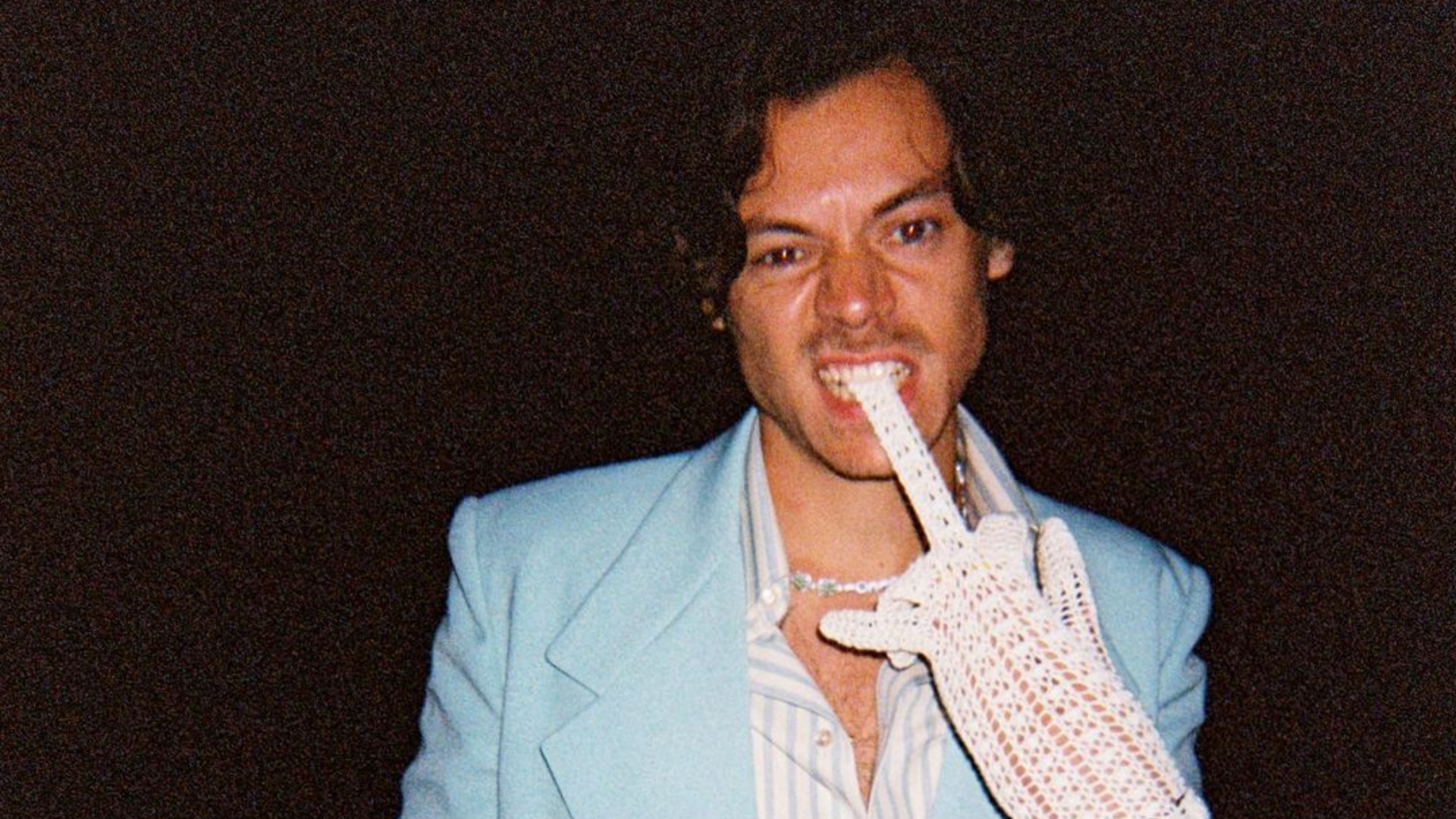 Harry Styles usa vestido para ensaio fotográfico e internautas comemoram: “ELE TÁ DE VESTIDO”
