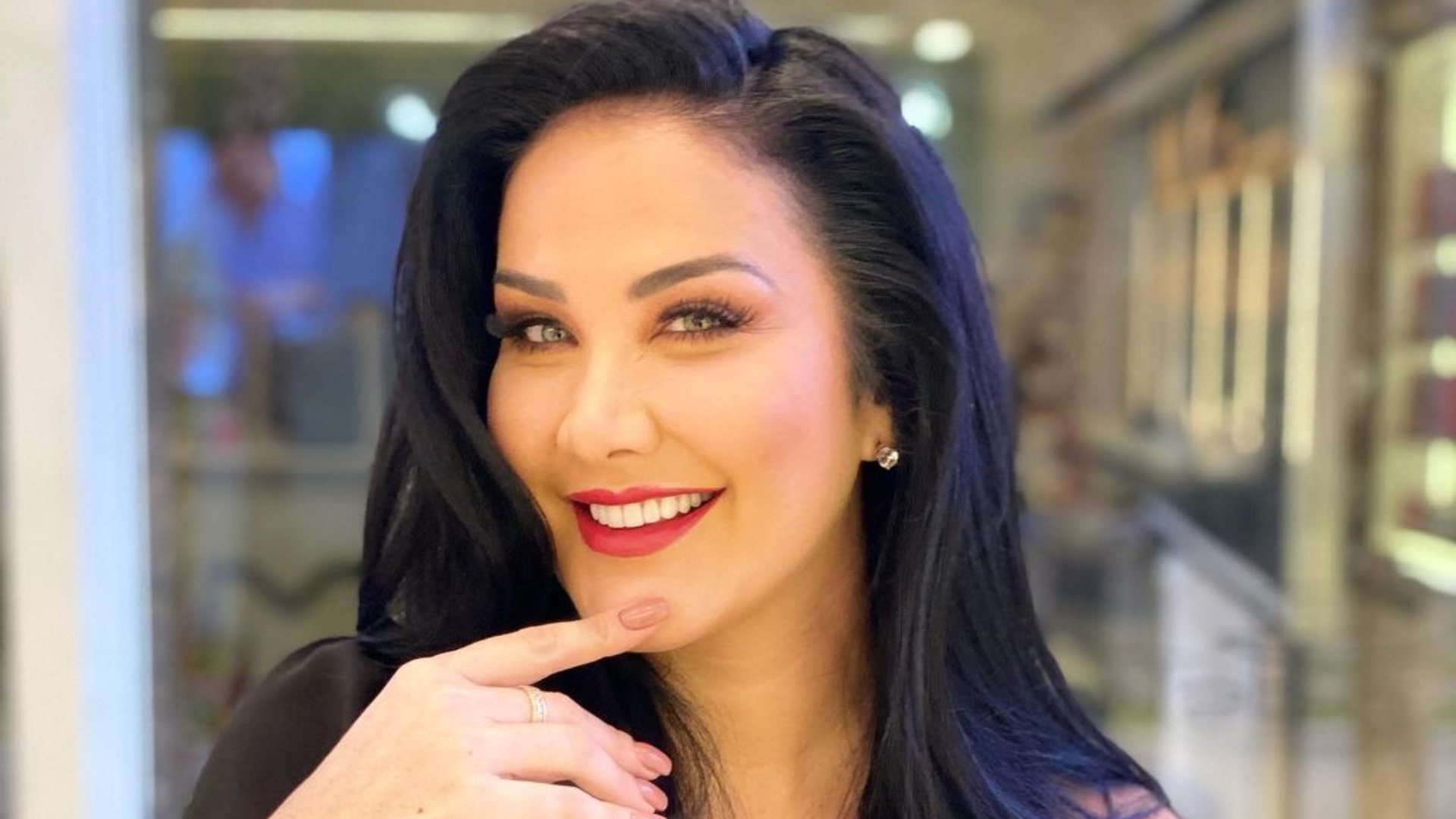 De calça justa e barriga de fora, Helen Ganzarolli exibe boa forma ao fazer coreografia de dança