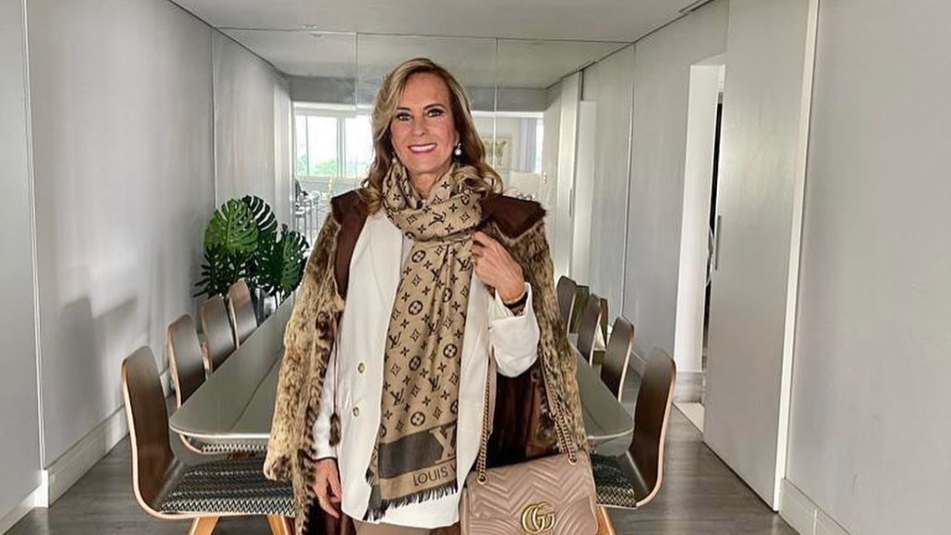 Helô Pinheiro coloca curvas exuberantes para jogo em biquíni pequenininho