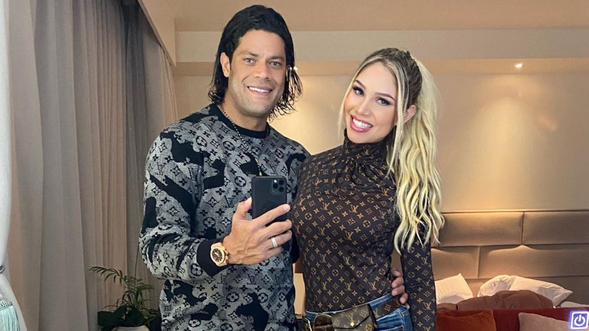 Hulk Paraíba marca na pele o nome de Camila Ângelo após noiva fazer tatuagem em sua homenagem