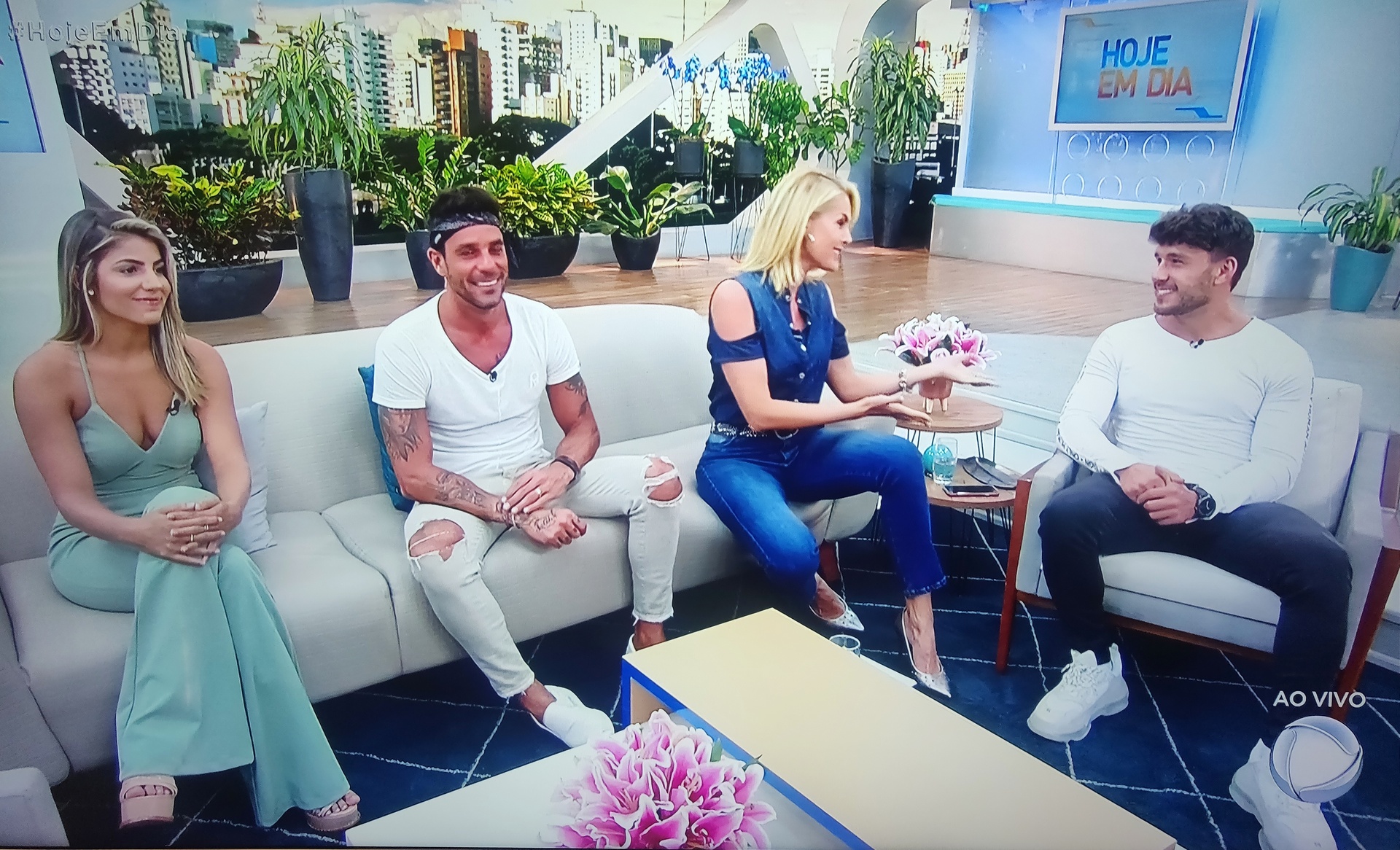 É namoro ou não? Ao vivo, Lucas Viana e Hariany Almeida atualizam público sobre status do relacionamento