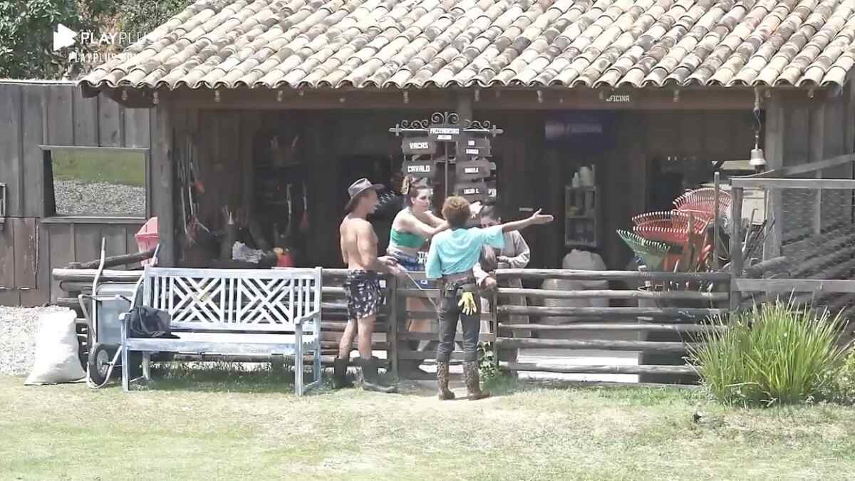 A Fazenda 12: Mirella, Luiza Ambiel e Lidi Lisboa tretam por causa de baldes: “Só tem maluco nesse lugar”