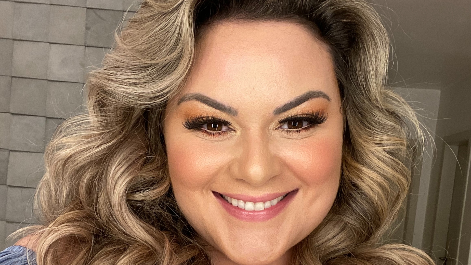 “Desde os 6 anos frequentei todos os médicos possíveis para tratar meu corpo fora do padrão”, conheça a nova colunista de autoestima e amor-próprio da Máxima, Aline Zattar