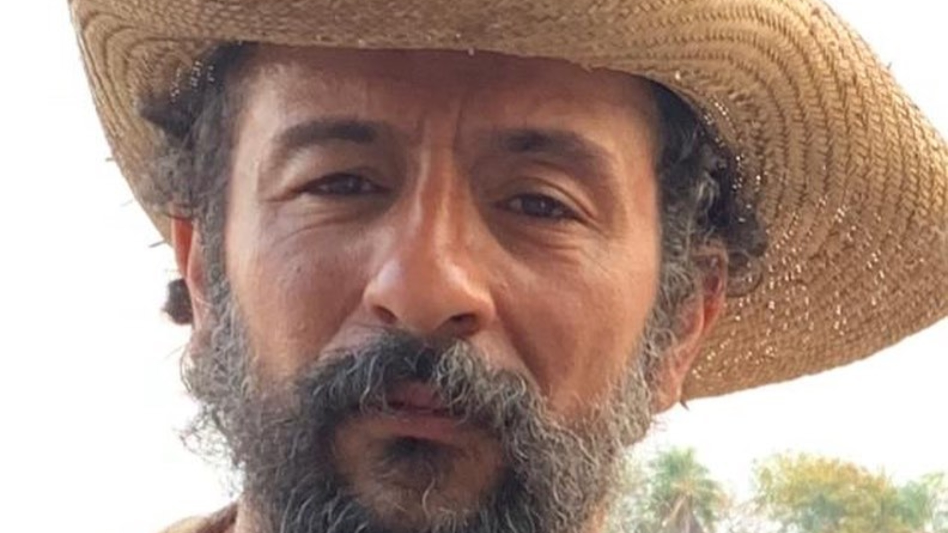 Irandhir Santos posa com o marido em clique raríssimo