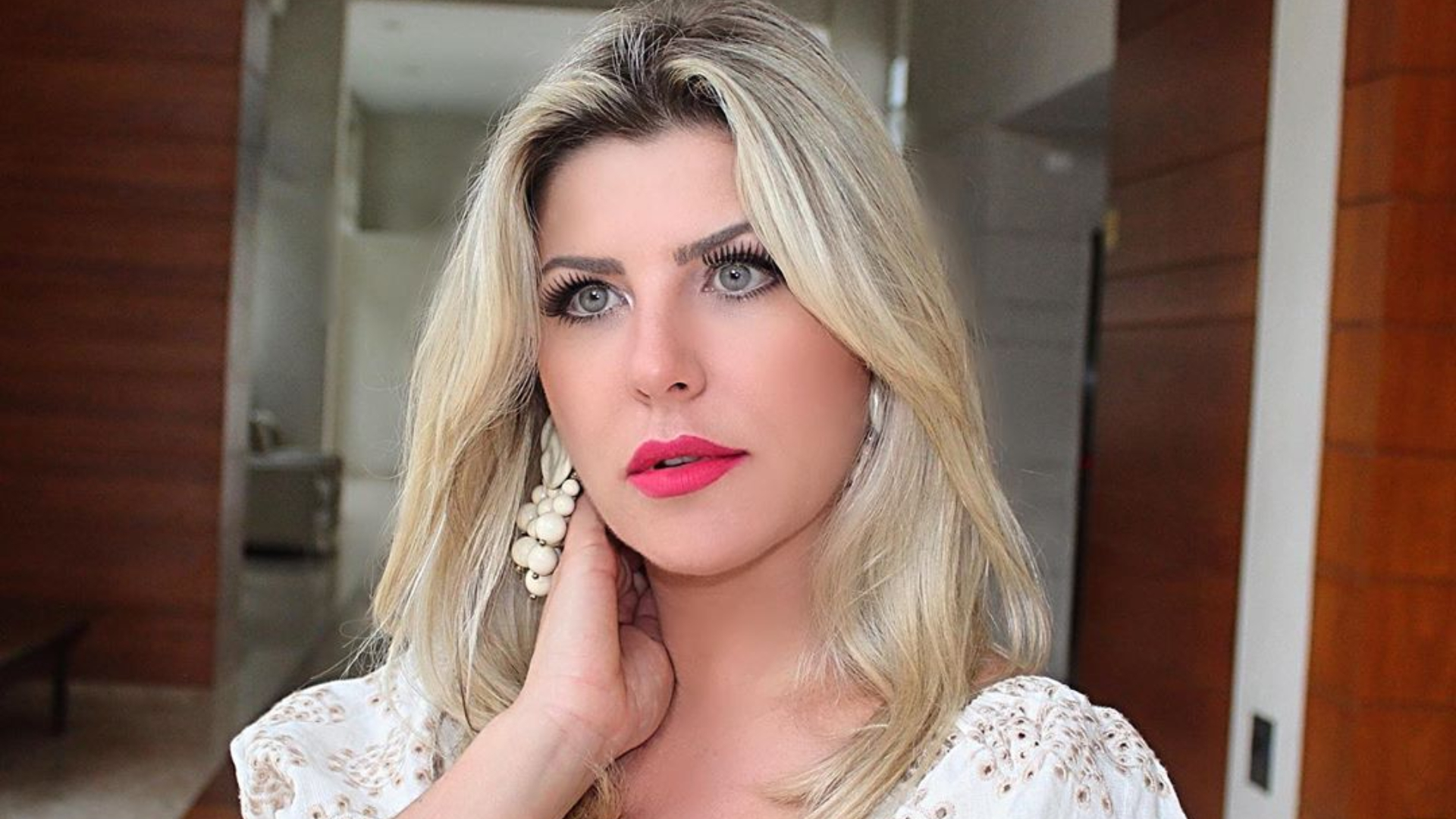 Lembra dela? Ex-BBB Íris Stefanelli posa com look todo rendado e exibe parte do bumbum em festa