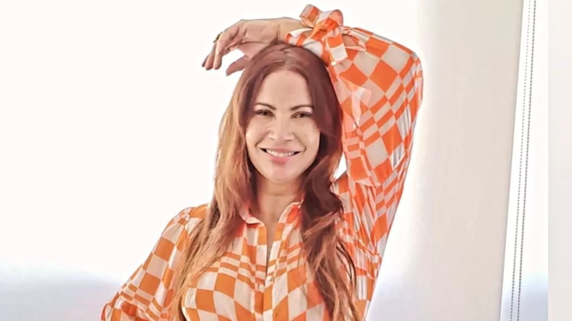 Isadora Ribeiro sensualiza com maiô para comemorar 57 anos