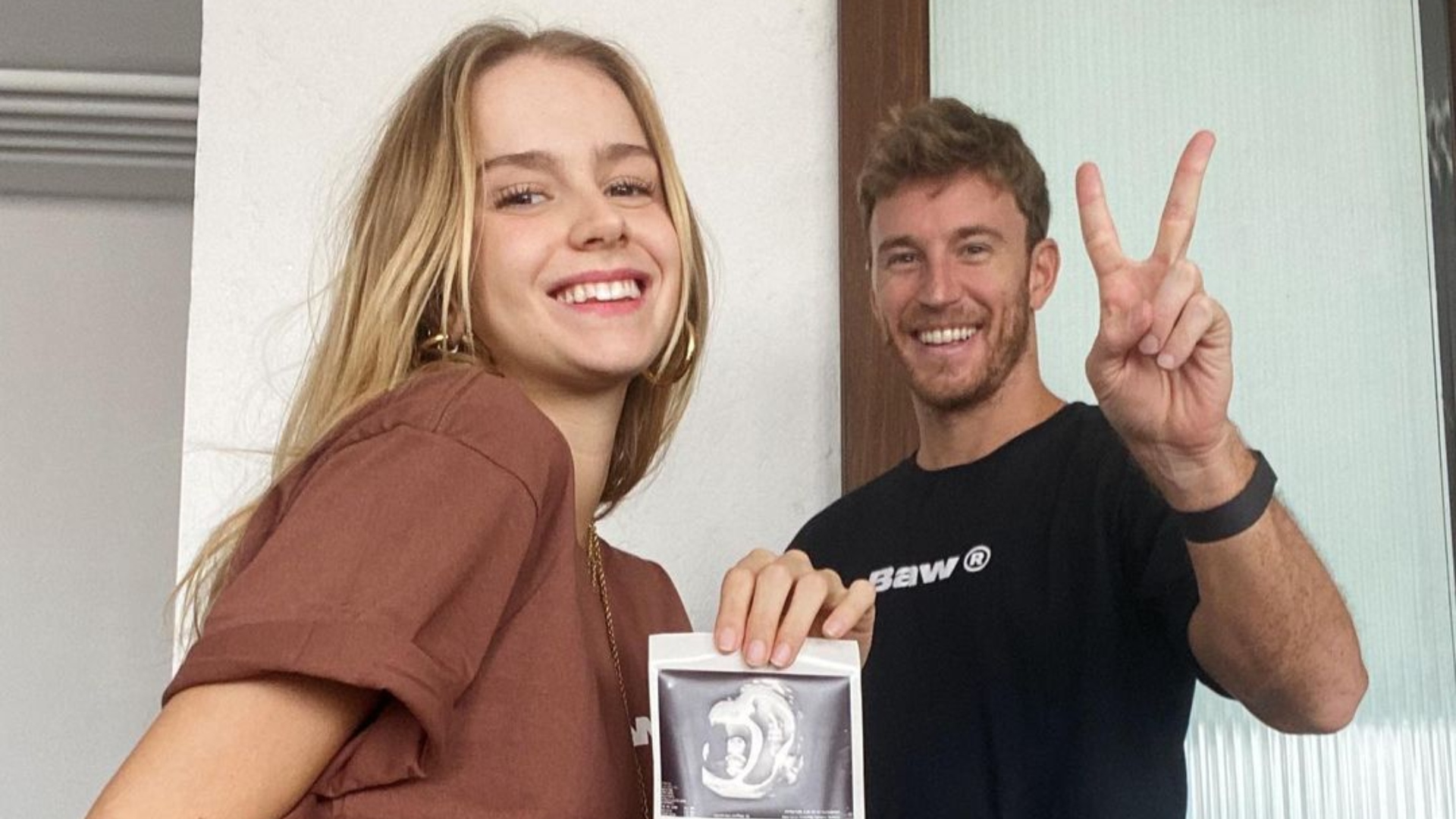 Isabella Scherer revela que está gravida de gêmeos