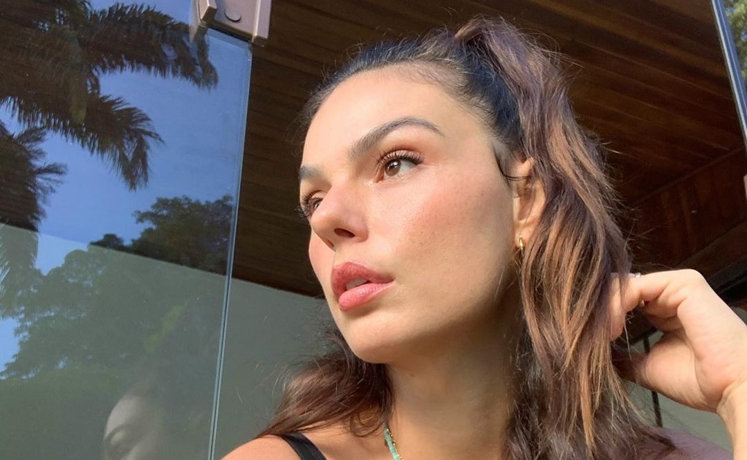Parece uma pintura! Isis Valverde surge praticando ioga debaixo de céu roxo e laranja e encanta a web