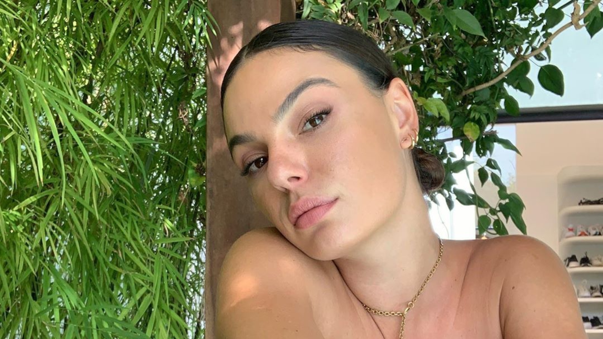 Em clique de biquíni, Isis Valverde coloca estrias para jogo e mostra que não tem medo de exibir corpo real