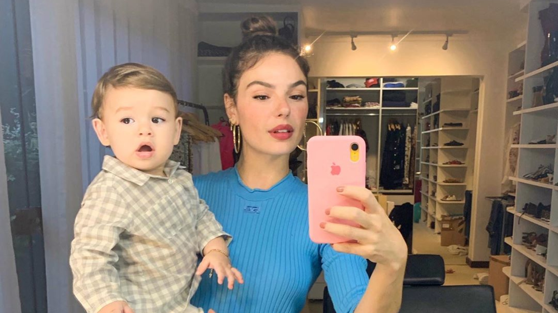 Momento mãe e filho! Isis Valverde posa segurando o herdeiro, Rael, no colo e encanta fãs