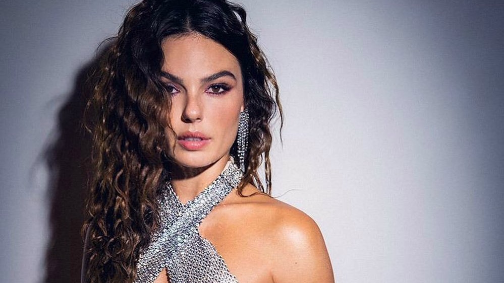 Pura elegância! Em quarentena, Isis Valverde surge maquiada para ficar em casa
