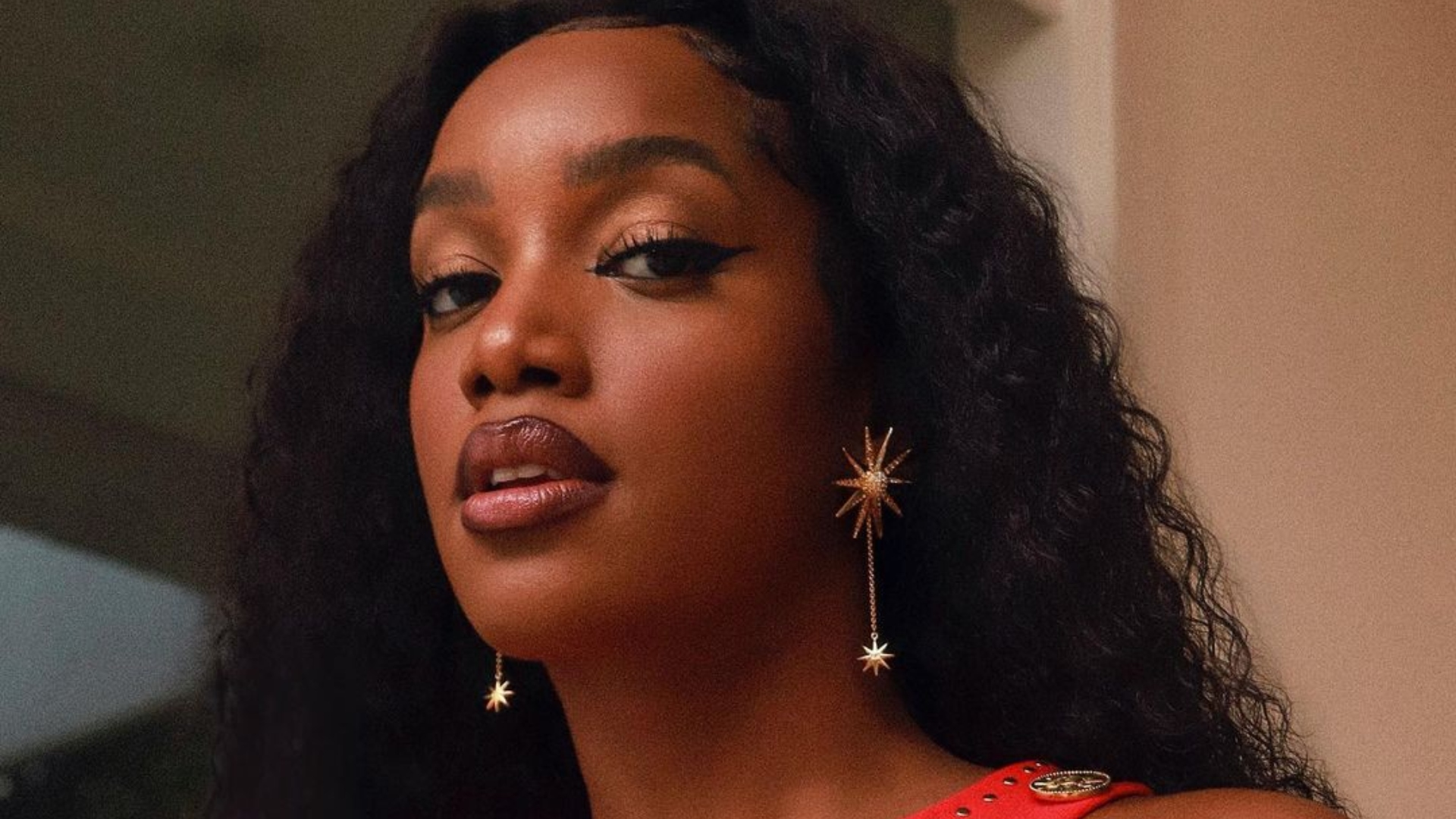 Iza aposta em fenda poderosa e barriga de fora para a final do ‘The Voice Brasil’