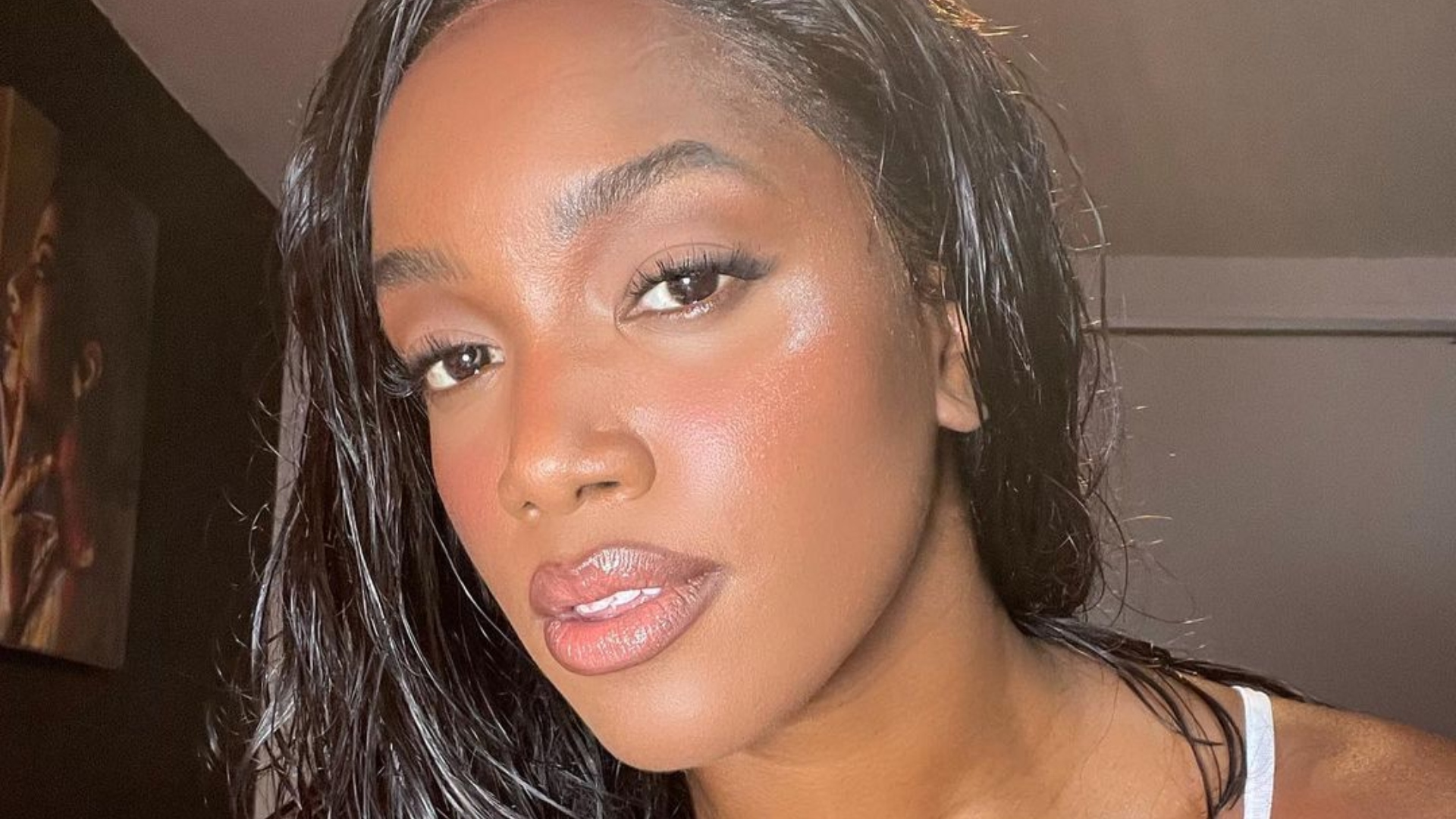 Iza rebola muito e sensualiza com body cavadíssimo