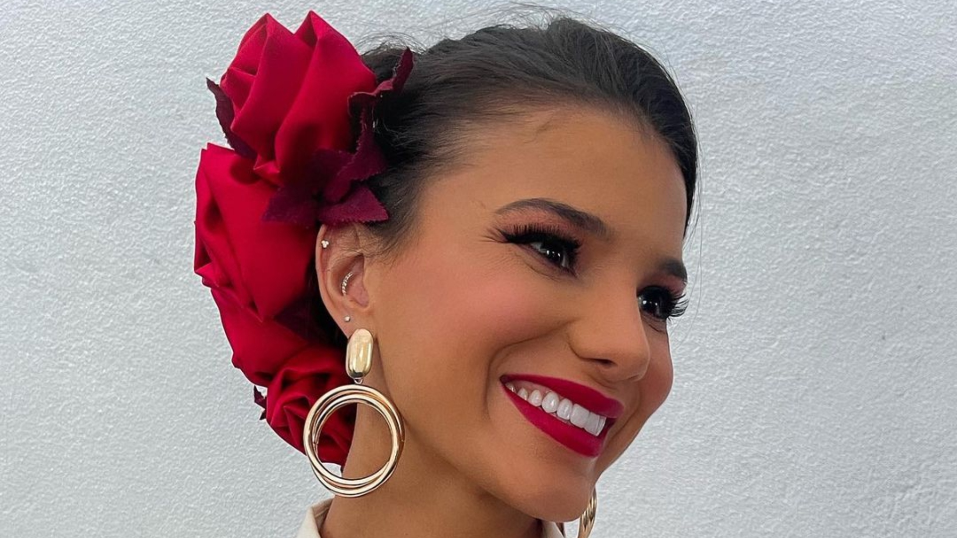 Jakelyne Oliveira aposta em modelito brilhante para festa de Carlinhos Maia
