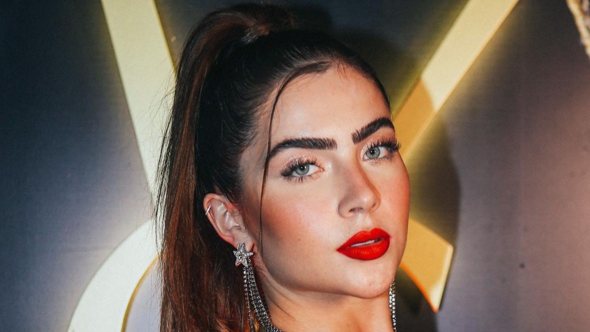Jade Picon exibe decote ousado e provoca: “Reclama, mas gosta”