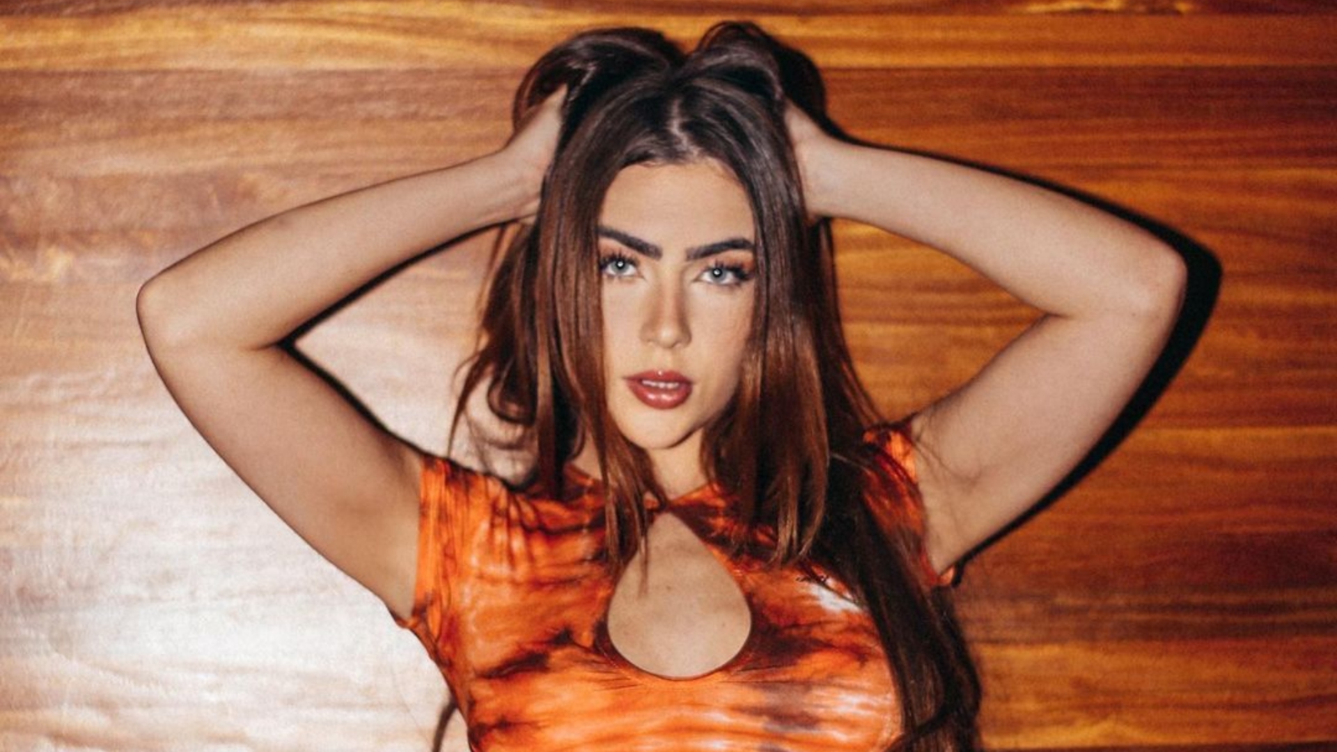 Jade Picon faz ensaio sexy em supermercado e web zomba das fotos