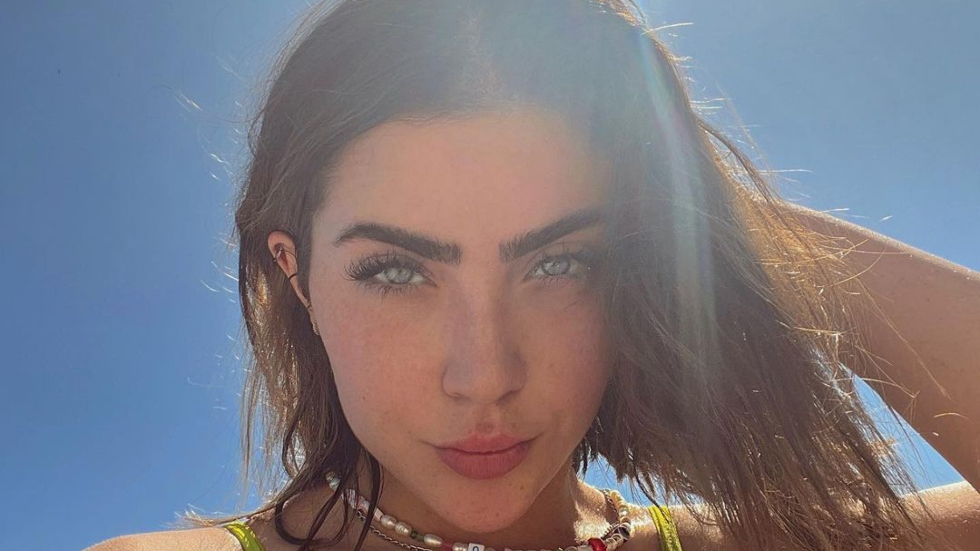 Jade Picon exibe tanquinho durante um dia na praia