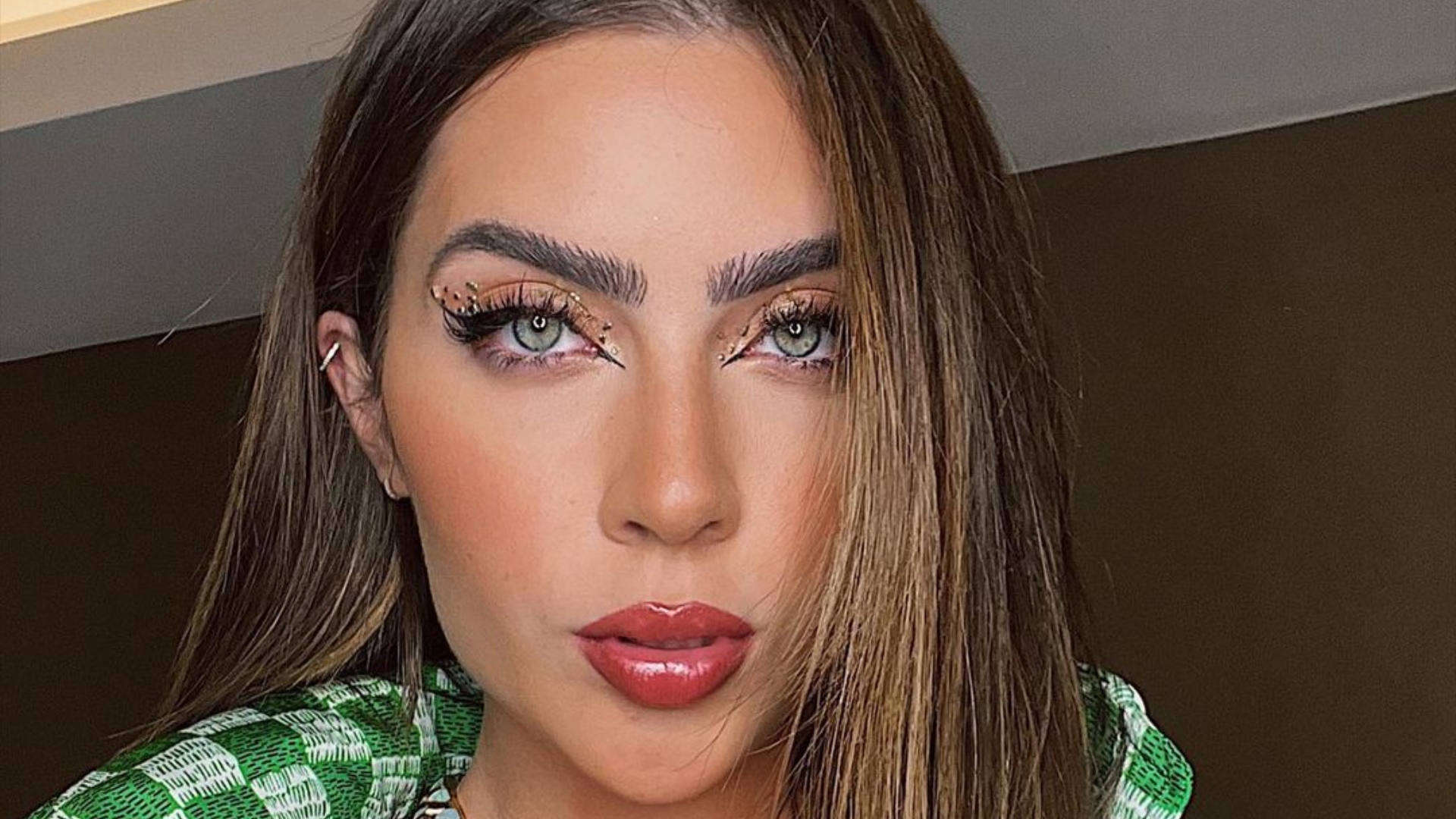 Jade Picon usa body cavadíssimo e quase mostra tudo