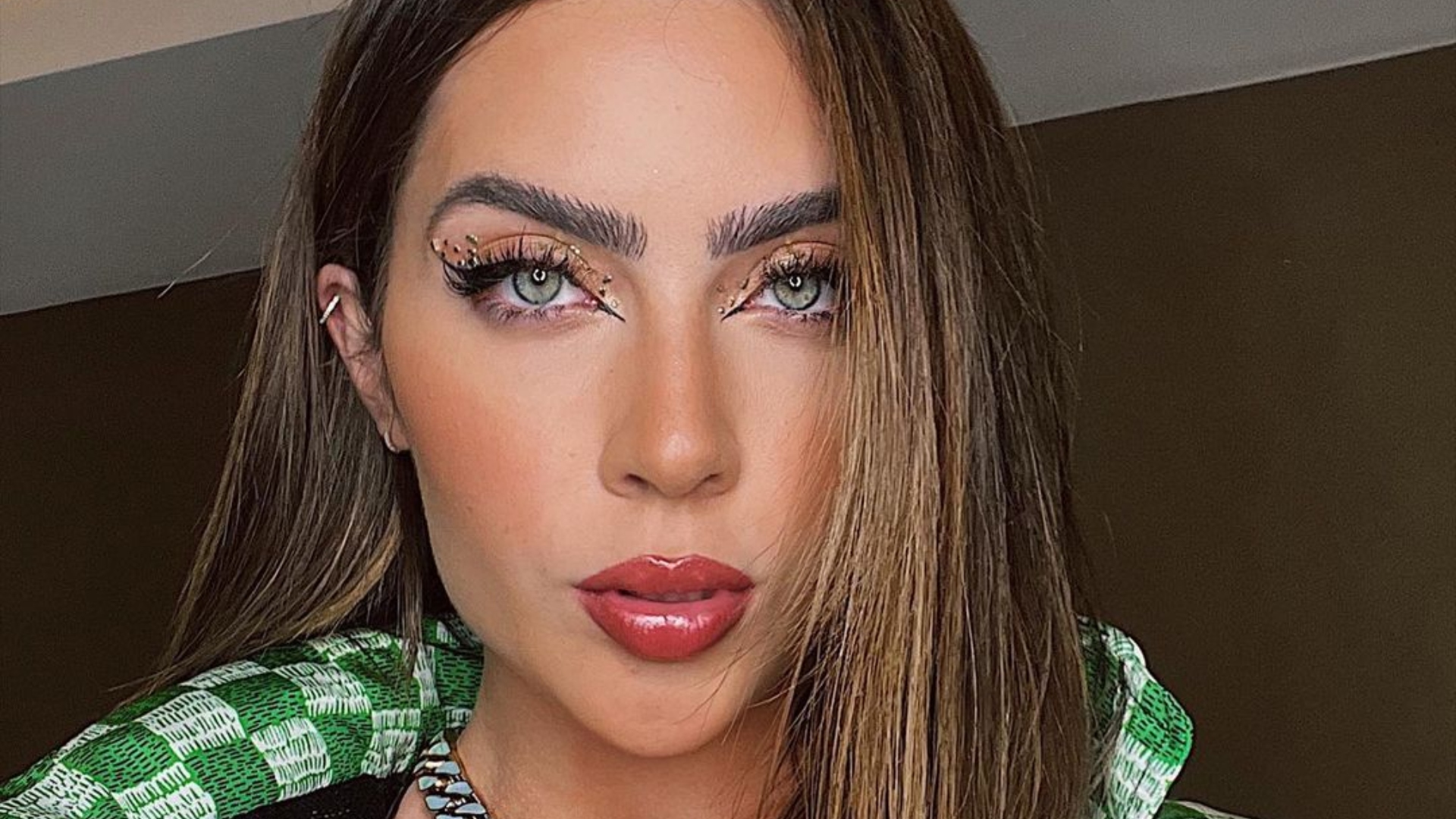 Jade Picon dispensa sutiã e quase mostra demais