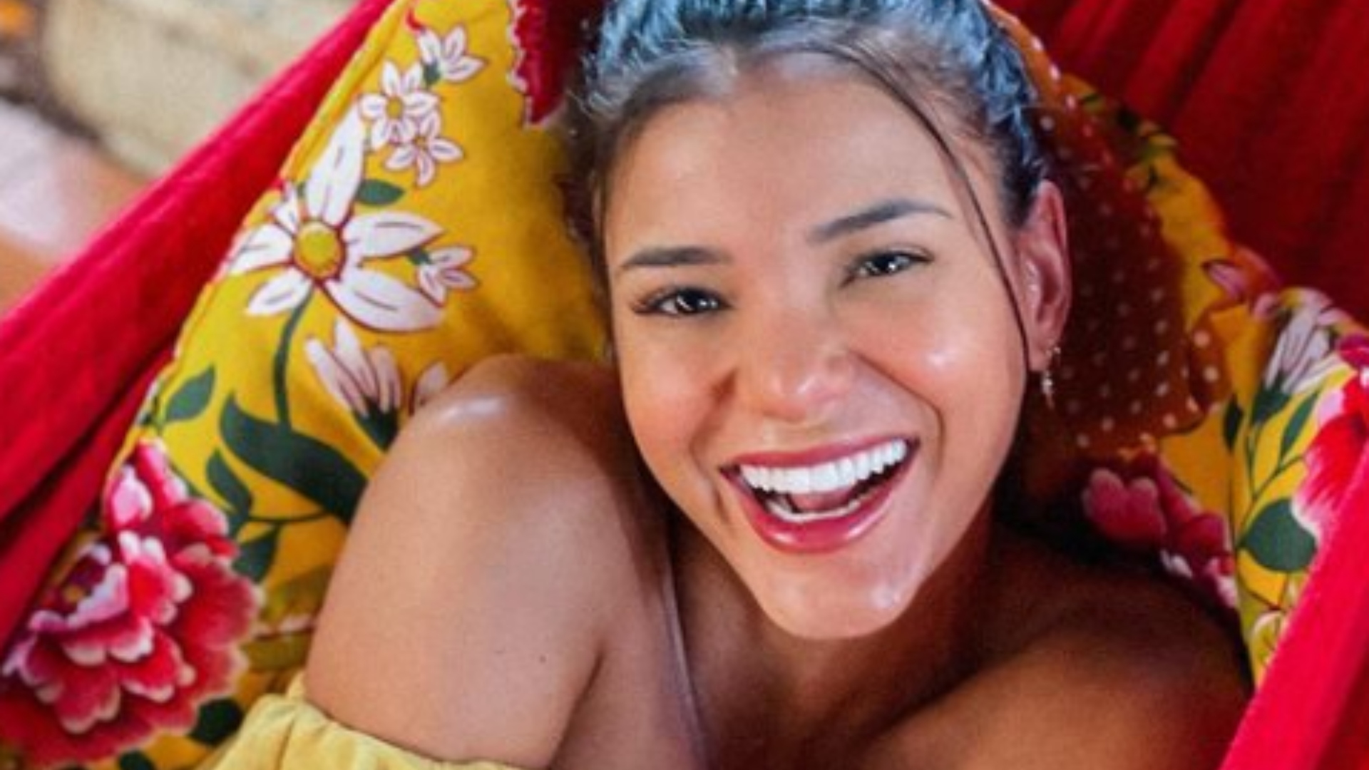 Com um lindo sorriso no rosto, Jakelyne Oliveira posa de biquíni e encanta: “Fé no coração”