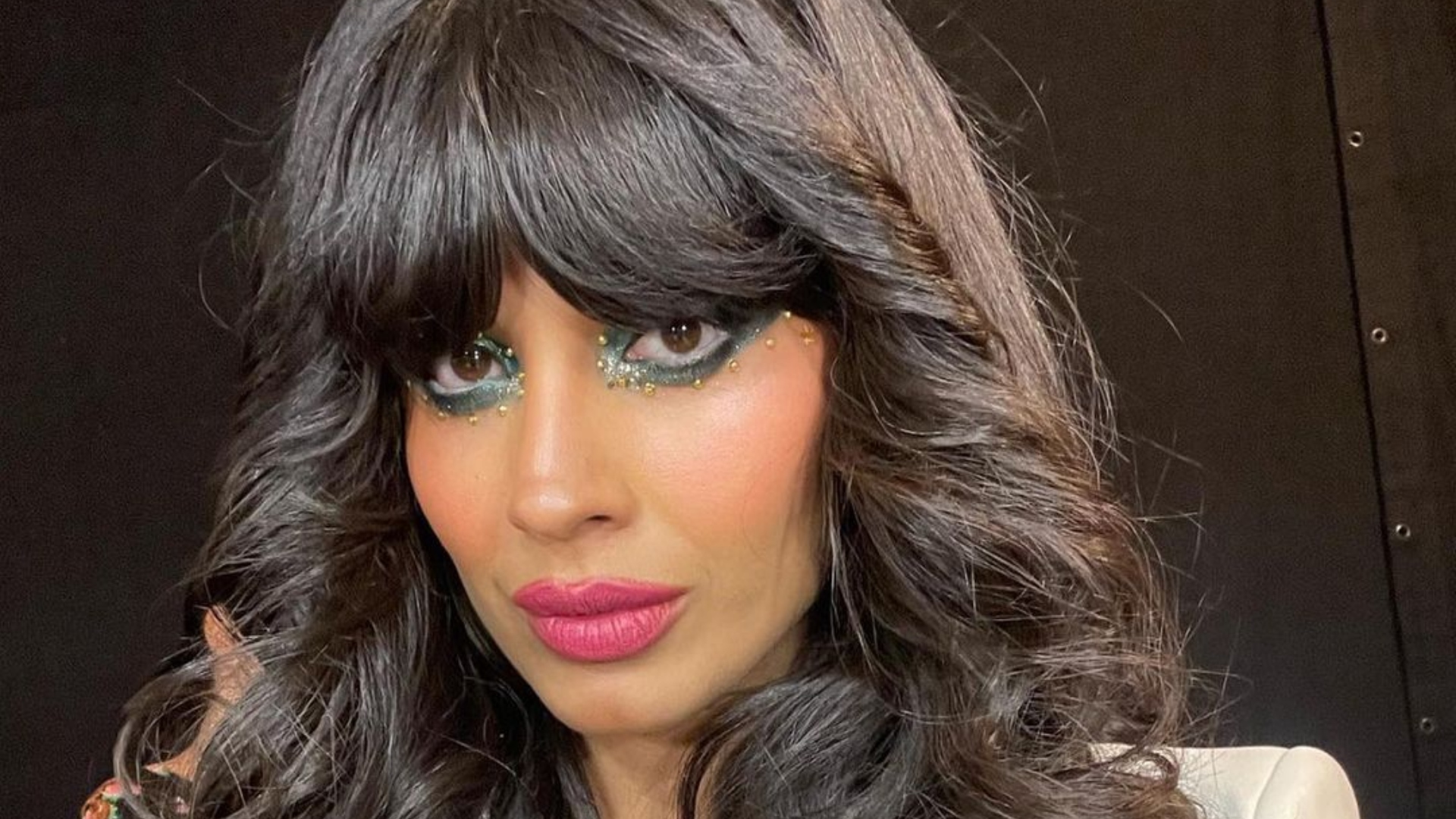 Jameela Jamil critica tema do ‘Met Gala’ em homenagem a Karl Lagerfeld