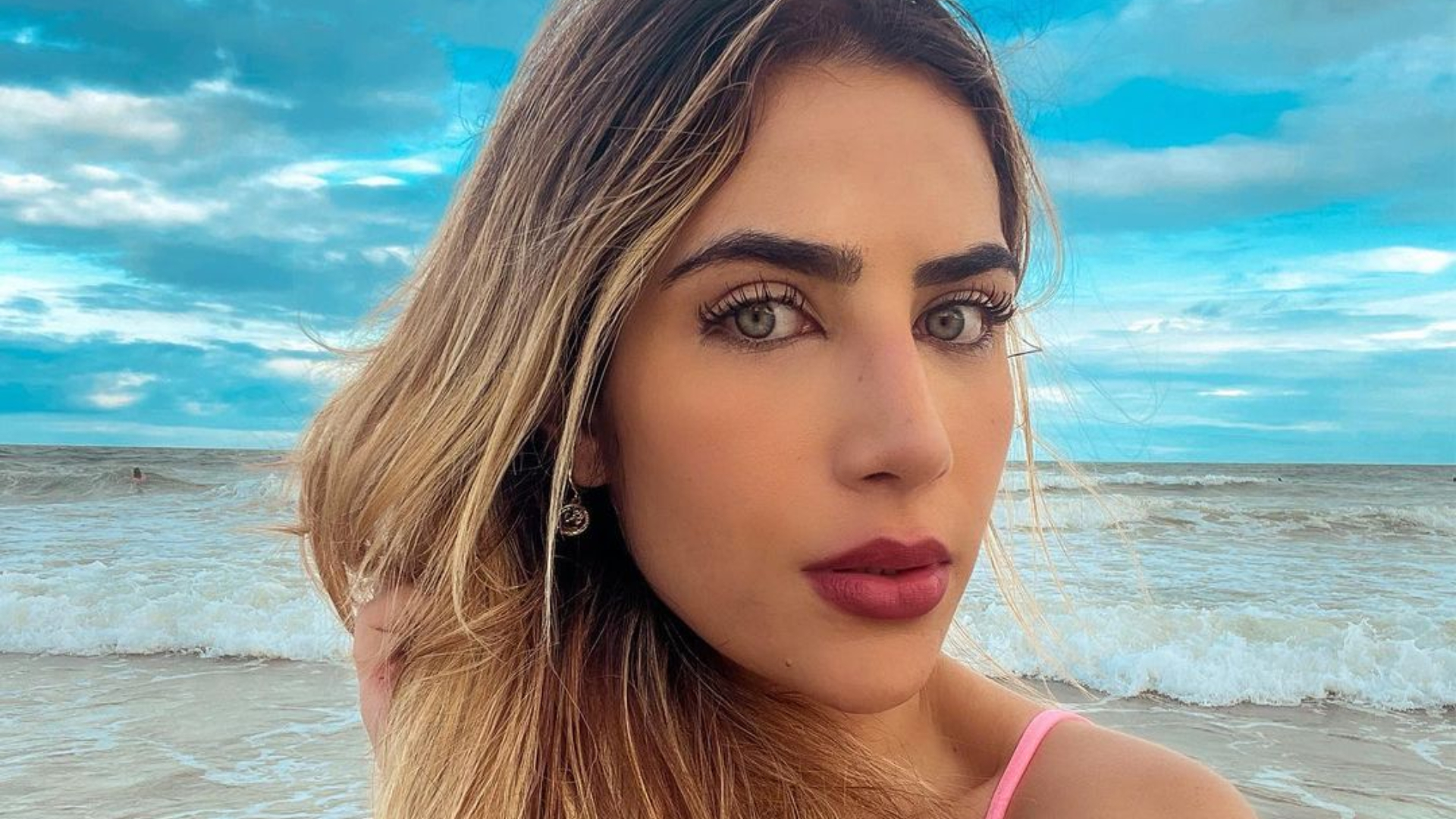 Após emagrecer 30 quilos, filha de Leonardo posa de biquíni e divide opiniões na web