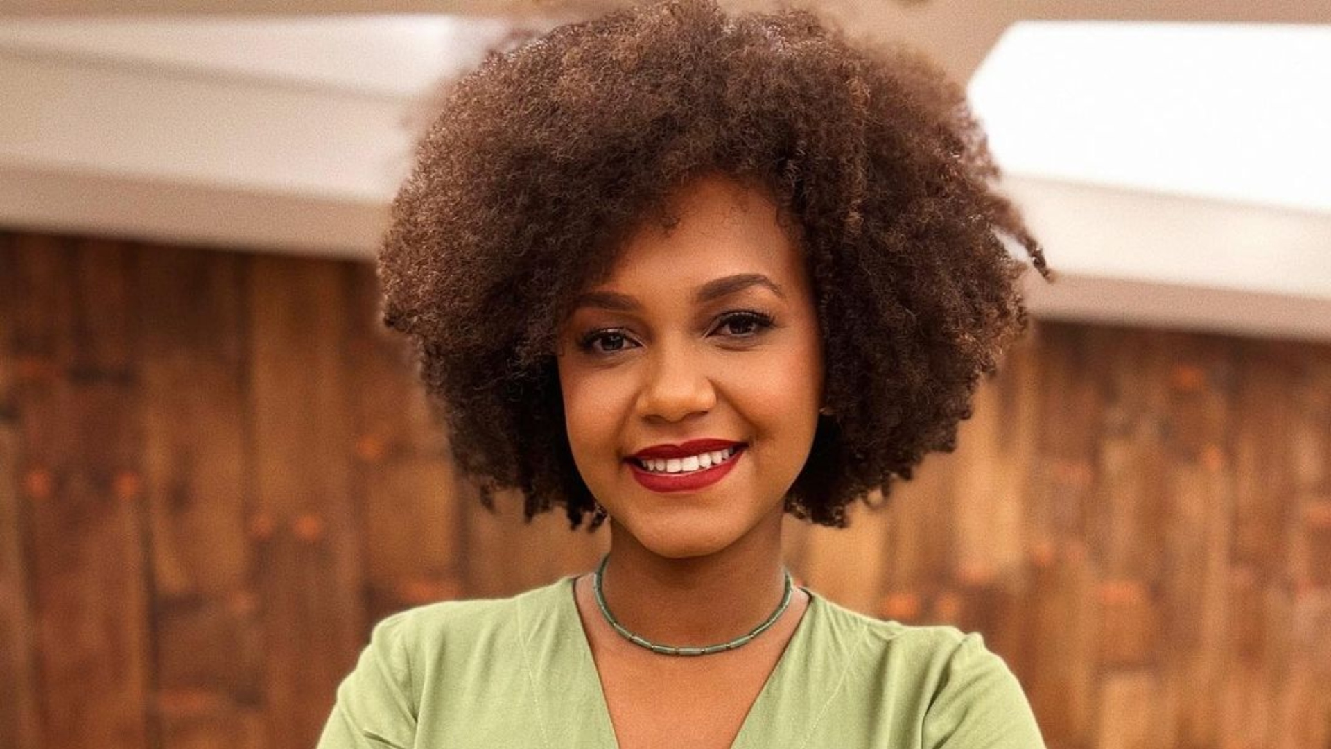 Jessilane vai às compras na 25 de março e confirma presença em SPFW