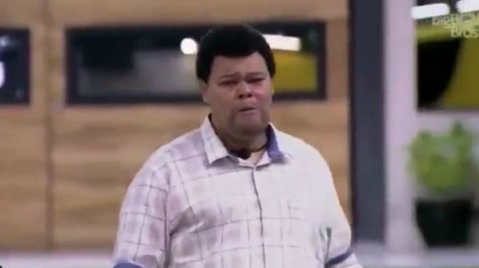 BBB20: Com medo da eliminação, Babu Santana chora sozinho na xepa
