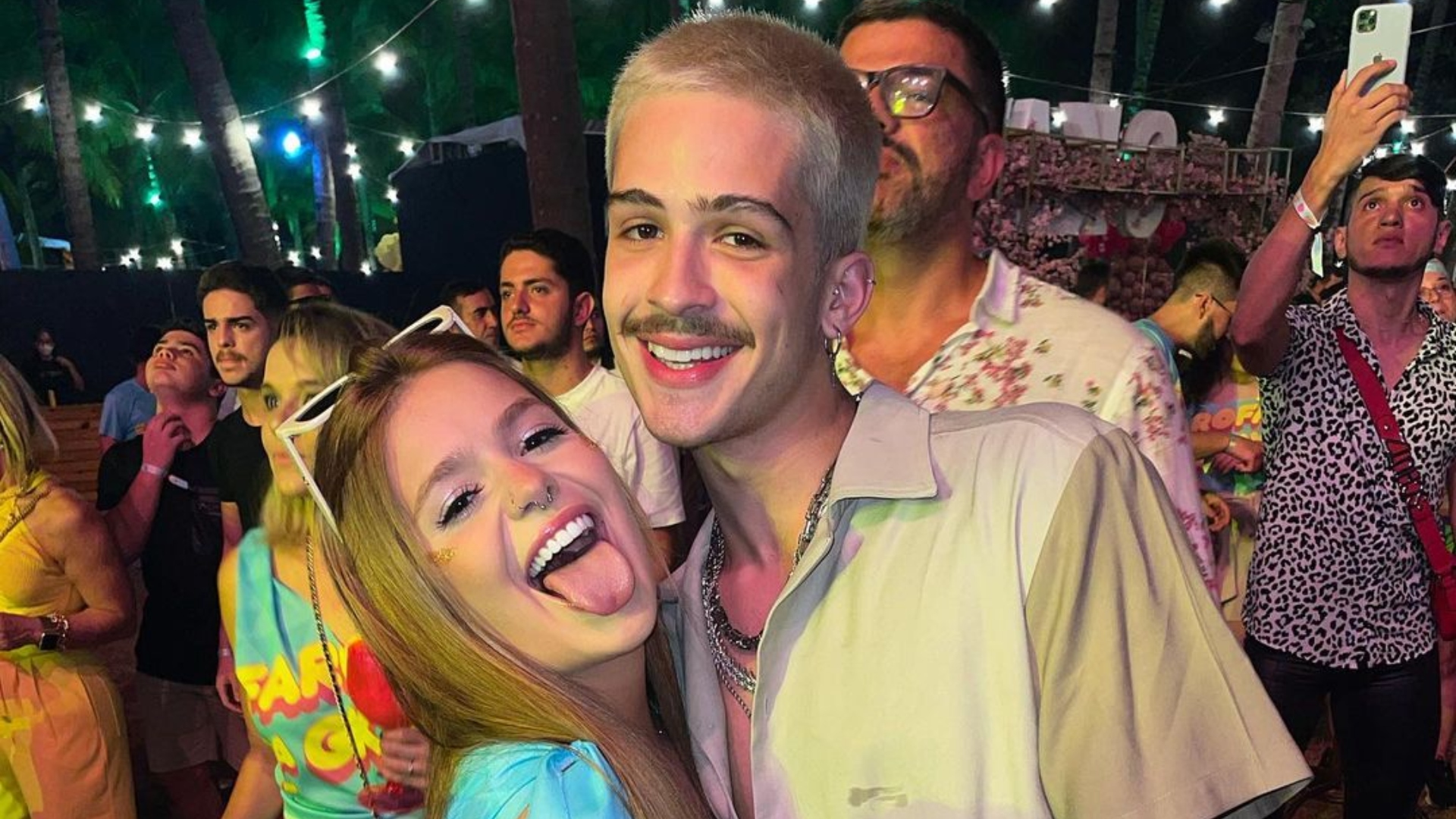 Viih tube e João Guilherme trocam beijos em balada