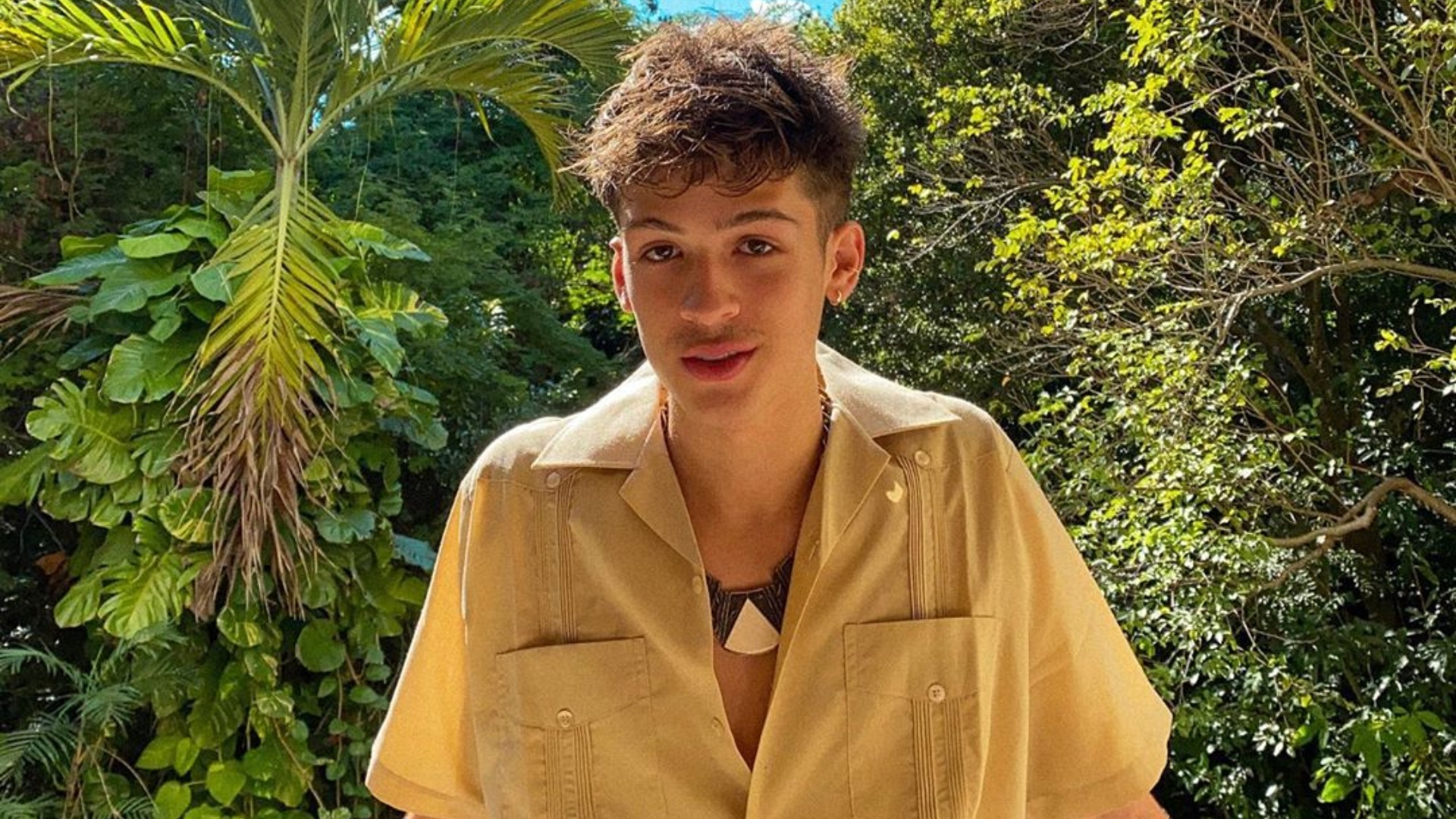 Novo visual! Filho de Leonardo, João Guilherme inova e aposta em cabelo rosa; Veja o resultado