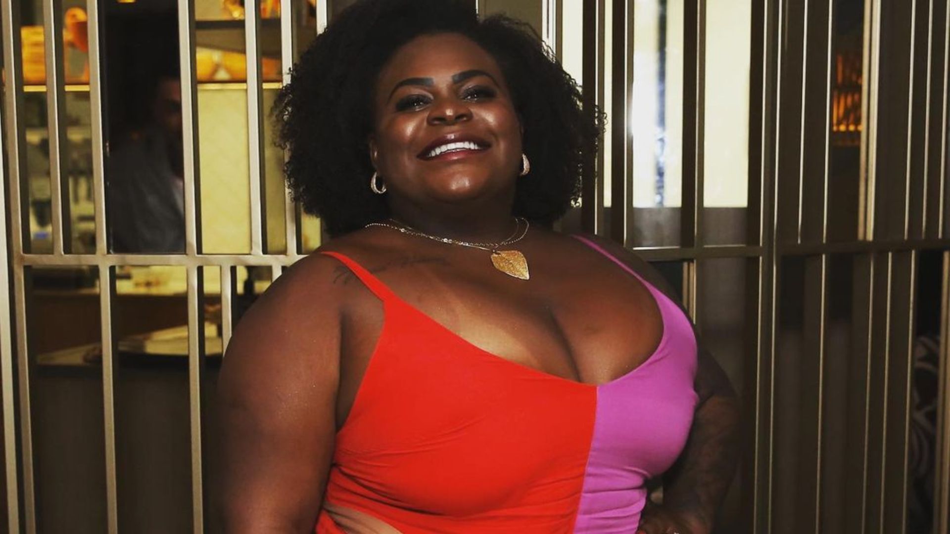 Poderosa! Jojo Todynho posa com decote caprichado em jatinho