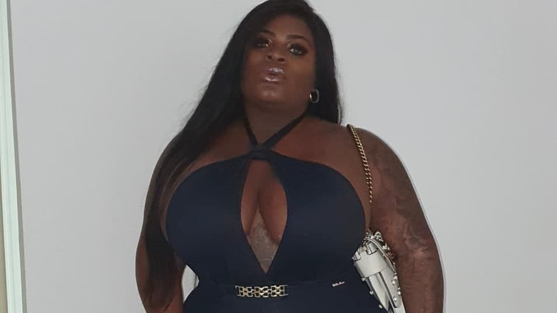 Com modelito transparente e decote caprichado, Jojo Todynho anuncia novo clipe