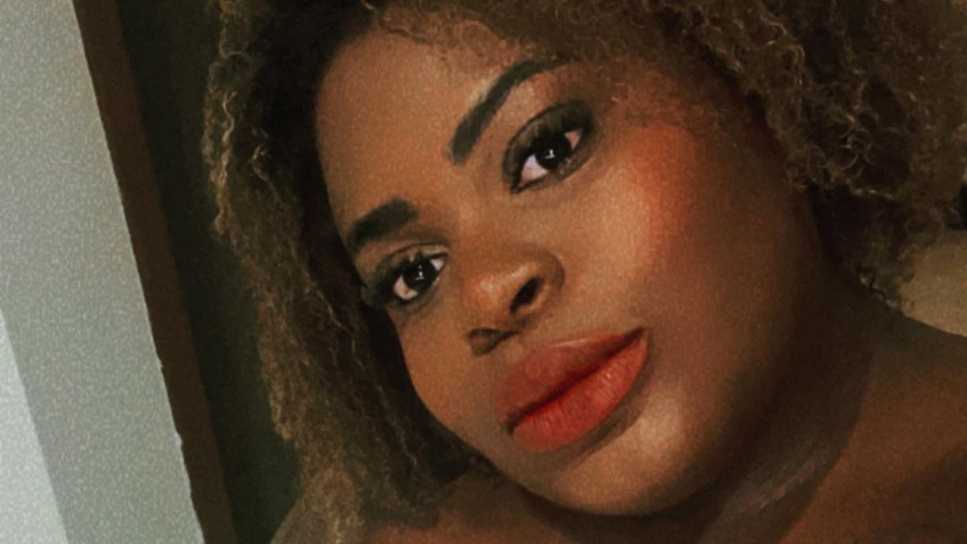 Jojo Todynho abre álbum de fotos pessoal e posa com pijaminha