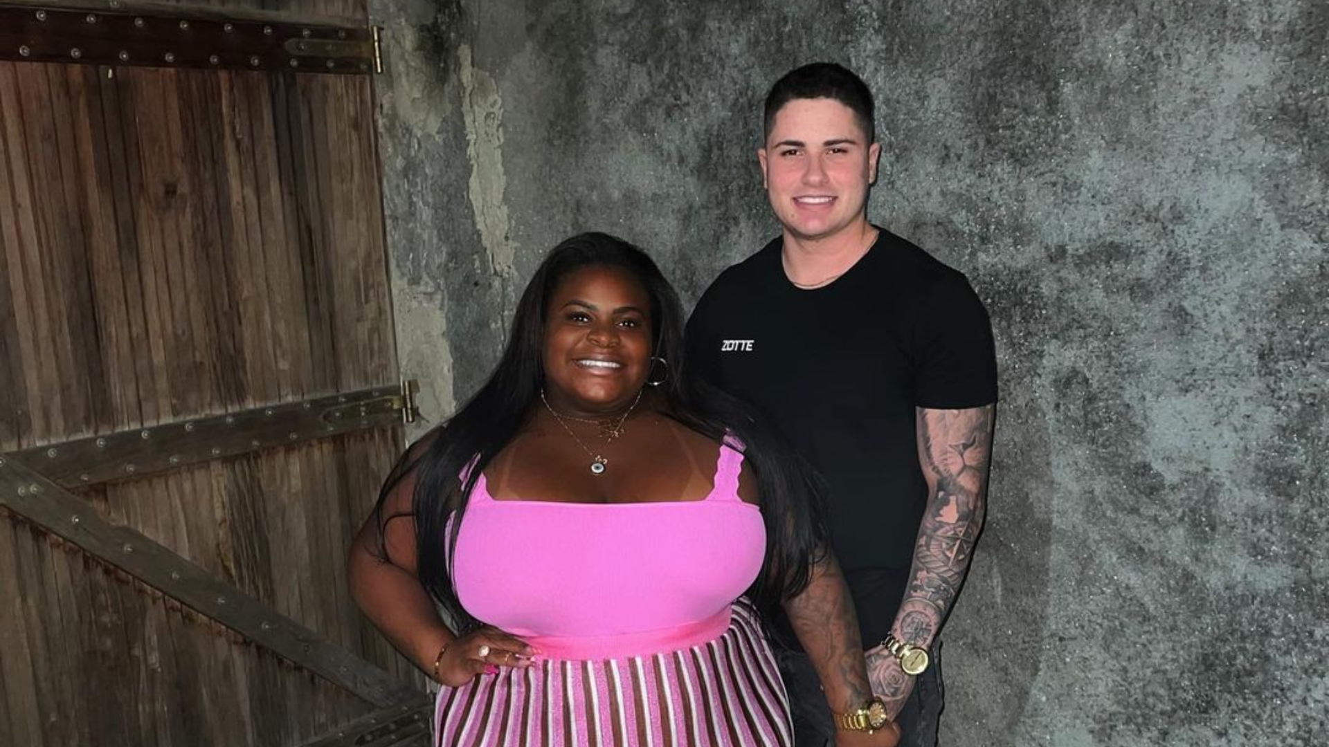 Marido de Jojo Todynho dá ‘close’ em sua virilha e quase mostra demais