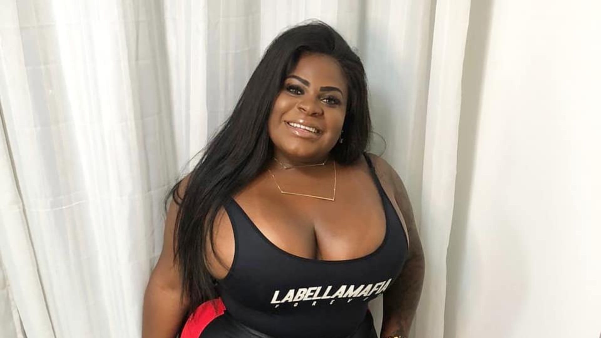 Que calor! Jojo Todynho coloca curvas para jogo e faz ‘frente e verso’ de maiô