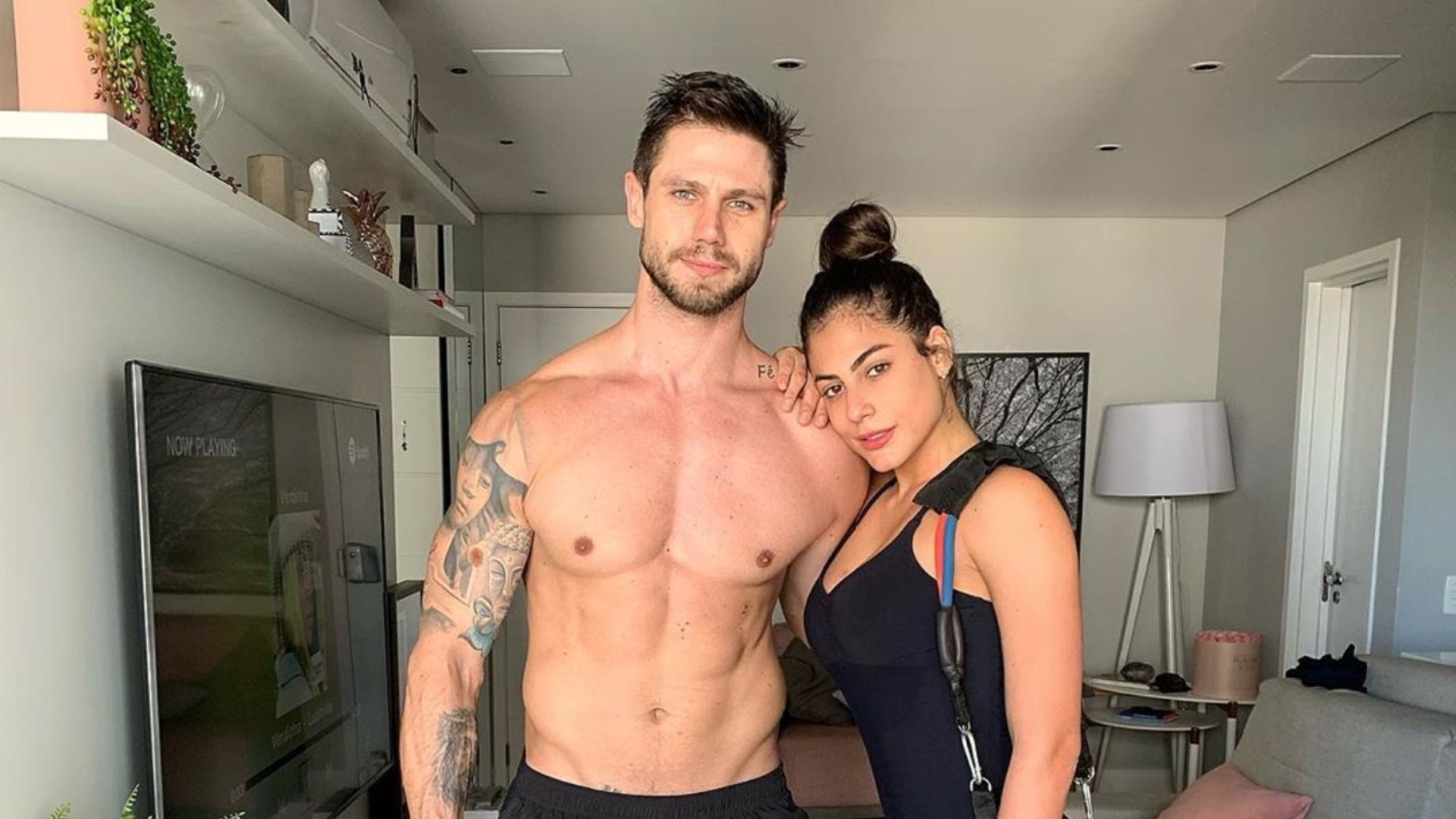Sem blusa, Mari Gonzalez e Jonas Sulzbach cumprem desafio e trocam de roupa em vídeo