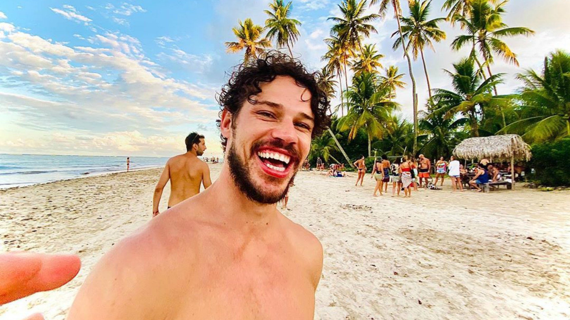 José Loreto é visto aos beijos com DJ Bruna Lennon no Réveillon