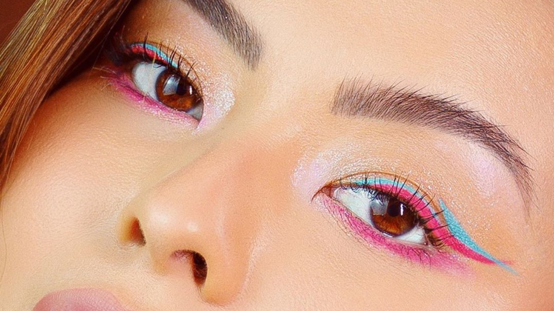 Nada de pretinho! Inspire-se em 10 delineados coloridos que são a tendência entre as fashionistas