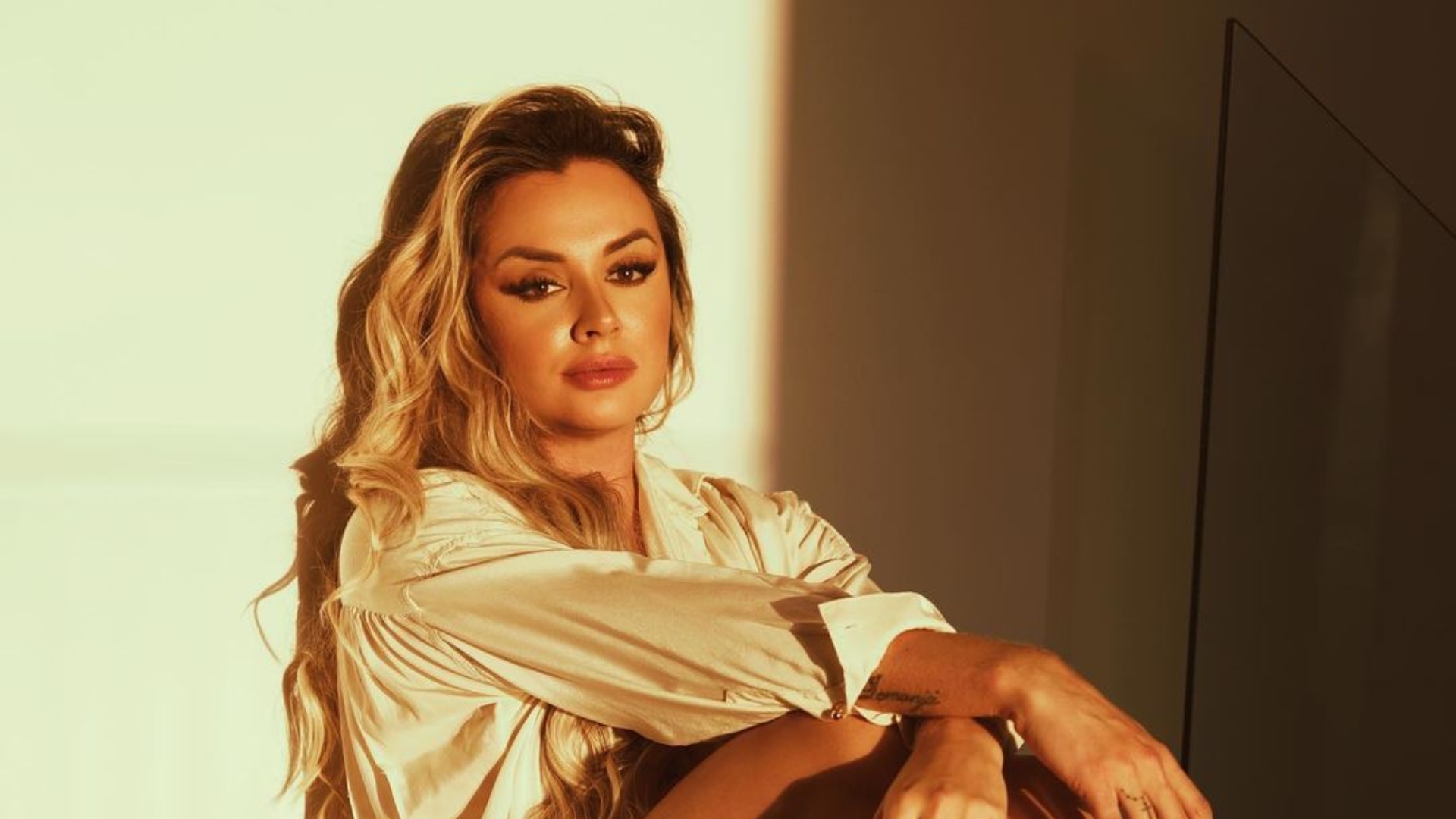 Juju Salimeni aposta em decote caprichado e quase mostra demais