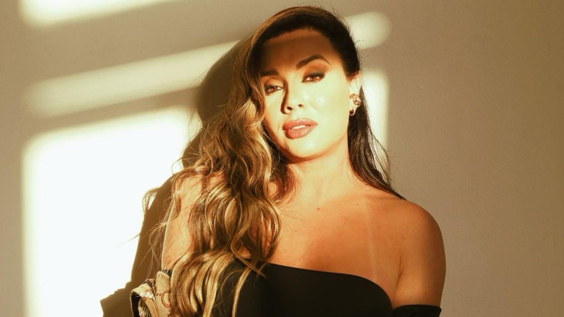Juju Salimeni faz topless e quase mostra demais