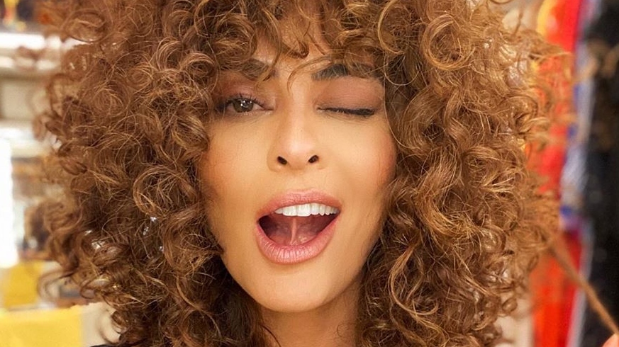 Juliana Paes surge malhando com o filho nas costas e surpreende a web: “Queria ter essa força”