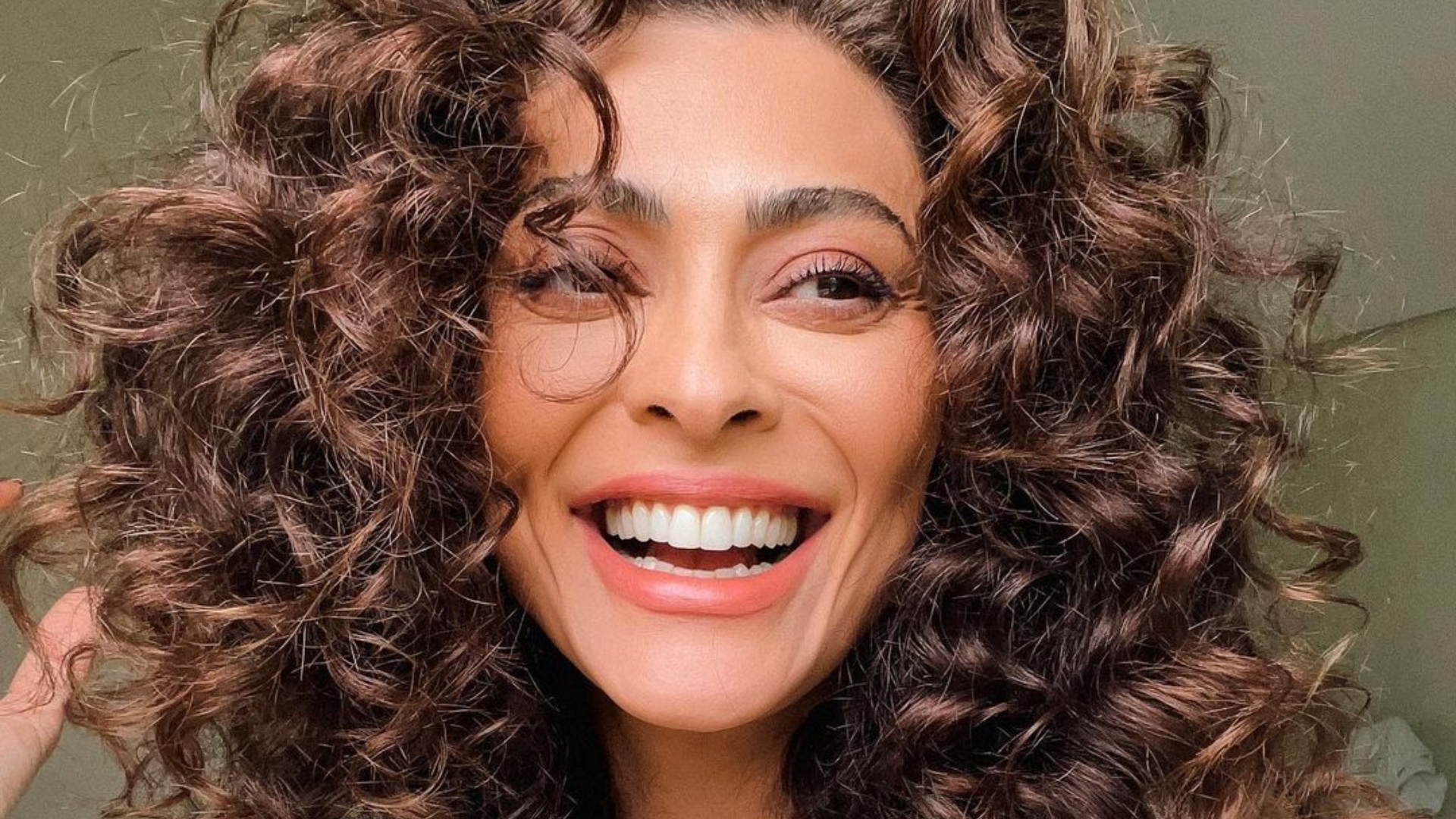 Juliana Paes dispensa parte de cima e faz topless