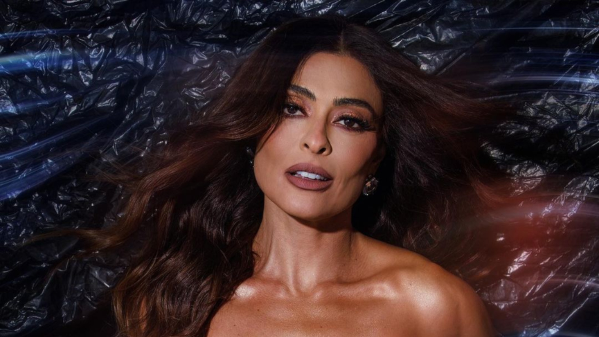 Juliana Paes posa só de calcinha em varanda durante viagem a Paris