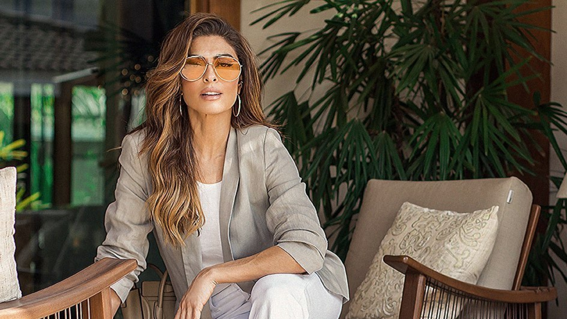 Com um maiô cavado, Juliana Paes coloca corpão para jogo e faz graça: “As novinhas que lutem”