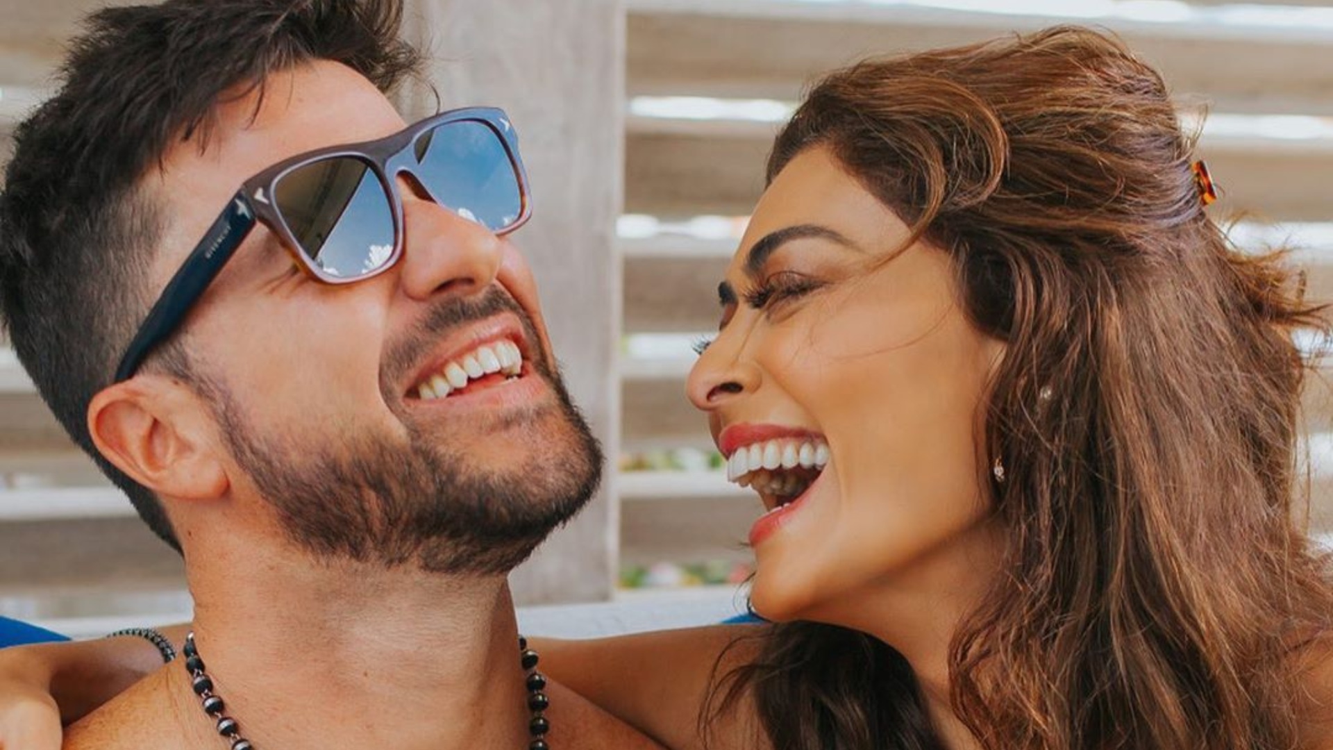 De biquíni e no colo do marido, Juliana Paes se despede de viagem internacional