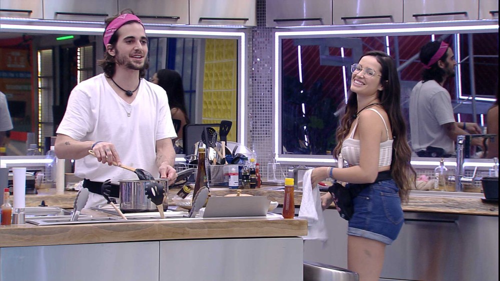 BBB21: Sarah conta para Juliette que Fiuk vai dormir com elas e cantor não perde a piada: “Não me agarre na cama, não”