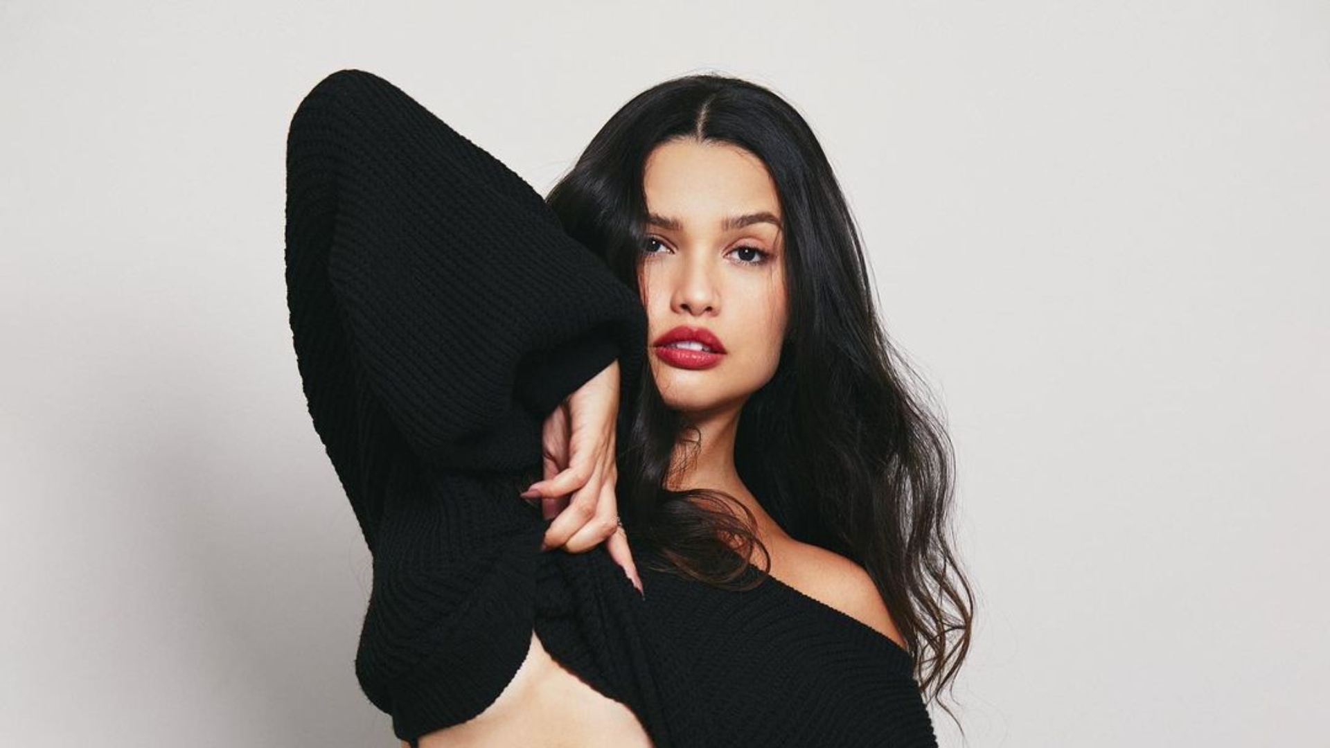 Juliette dispensa roupas e posa nua