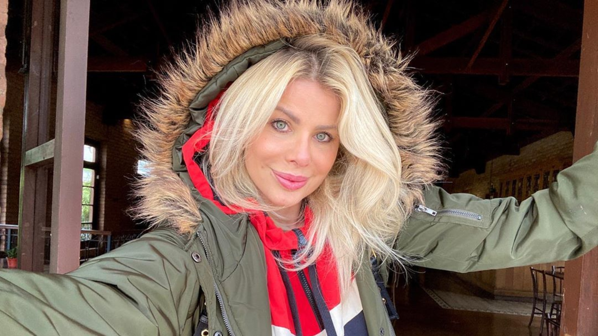 Apostando no azul, Karina Bacchi surge com 3 looks diferentes e pede opinião dos seguidores: ”Qual você gosta mais?”