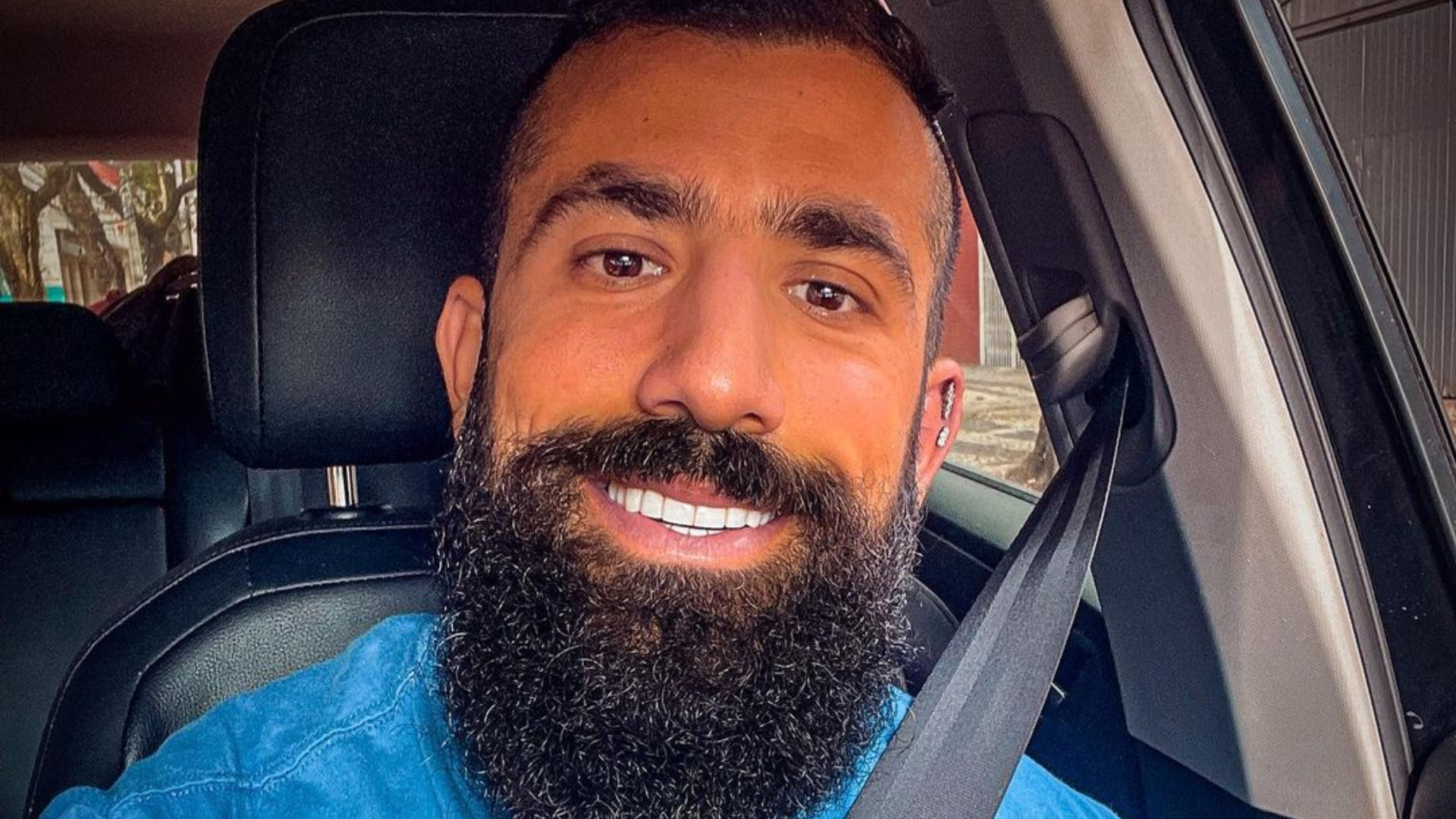 Exótico ou diferentão? Kaysar Dadour muda de visual e brinca com opiniões divididas: “Brega ou chique?”